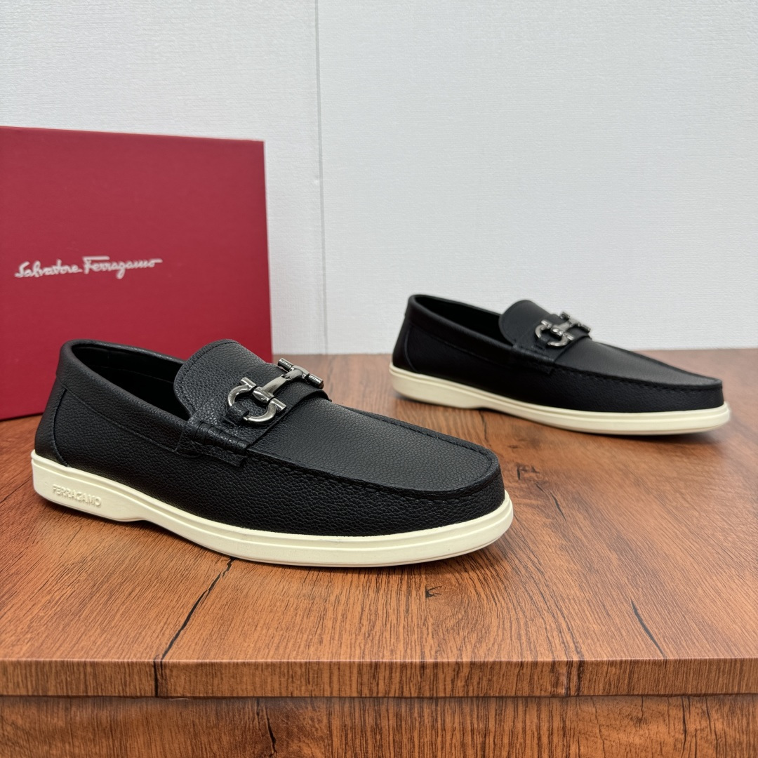NO:283592,Ferragam's new men's driving shoes, versatile soft leather loafers are coming!  The fabric is made of fully imported cowhide, with visible texture, heavy industry car line, inner lining dyed calf leather, standard logo cowhide foot pad, big brand experience, soft and comfortable on the feet, men's perfect, special anti-slip and wear-resistant rubber sole, easy to control various occasions, soft rubber sole, lightweight and comfortable, see the video details for details, it is absolutely casual, classic, comfortable and breathable, wear-resistant and non-slip!  Packed with original box!  Size 39-40-41-42-43-44 Leather Shoes Size Customizable 38.45 Cannot be returned and exchanged Item No. 8765-B Lychee Pattern Black, ferragamo, ferragamo, loafers, cowhide19860909Ferragam菲拉格慕新款男士驾车鞋,一脚蹬百搭软皮乐福鞋清凉来袭！面料采用全进口牛皮,看得见的质感,重工车线,内里本染小牛皮,标配logo牛皮垫脚,大牌体验,上脚柔软舒适,男士臻享,专用防滑耐磨橡胶鞋底,轻松驾驭各种场合,柔软橡胶鞋底,轻质舒适,详情见视频细节,妥妥的休闲经典舒适透气,耐磨防滑！配原盒包装！ 尺码39-40-41-42-43-44皮鞋尺码 可定制38.45不能退换 货号8765-B荔枝纹 黑色,,ferragamo,ferragamo,loafers,cowhide,Men's shoes