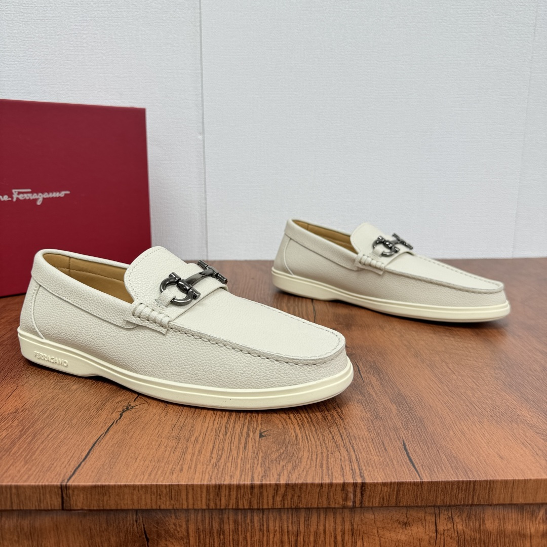 NO:283598,Ferragam's new men's driving shoes, versatile soft leather loafers are coming!  The fabric is made of fully imported cowhide, with visible texture, heavy industry car line, inner lining dyed calf leather, standard logo cowhide foot pad, big brand experience, soft and comfortable on the feet, men's perfect, special anti-slip and wear-resistant rubber sole, easy to control various occasions, soft rubber sole, lightweight and comfortable, see the video details for details, it is absolutely casual, classic, comfortable and breathable, wear-resistant and non-slip!  Packed with original box!  Size 39-40-41-42-43-44 Leather Shoes Size Customizable 38.45 cannot be returned and exchanged. Item No. 8765-B lychee pattern beige, ferragamo, ferragamo, loafers, cowhide19860909Ferragam菲拉格慕新款男士驾车鞋,一脚蹬百搭软皮乐福鞋清凉来袭！面料采用全进口牛皮,看得见的质感,重工车线,内里本染小牛皮,标配logo牛皮垫脚,大牌体验,上脚柔软舒适,男士臻享,专用防滑耐磨橡胶鞋底,轻松驾驭各种场合,柔软橡胶鞋底,轻质舒适,详情见视频细节,妥妥的休闲经典舒适透气,耐磨防滑！配原盒包装！ 尺码39-40-41-42-43-44皮鞋尺码 可定制38.45不能退换 货号8765-B荔枝纹 米白,,ferragamo,ferragamo,loafers,cowhide,Men's shoes