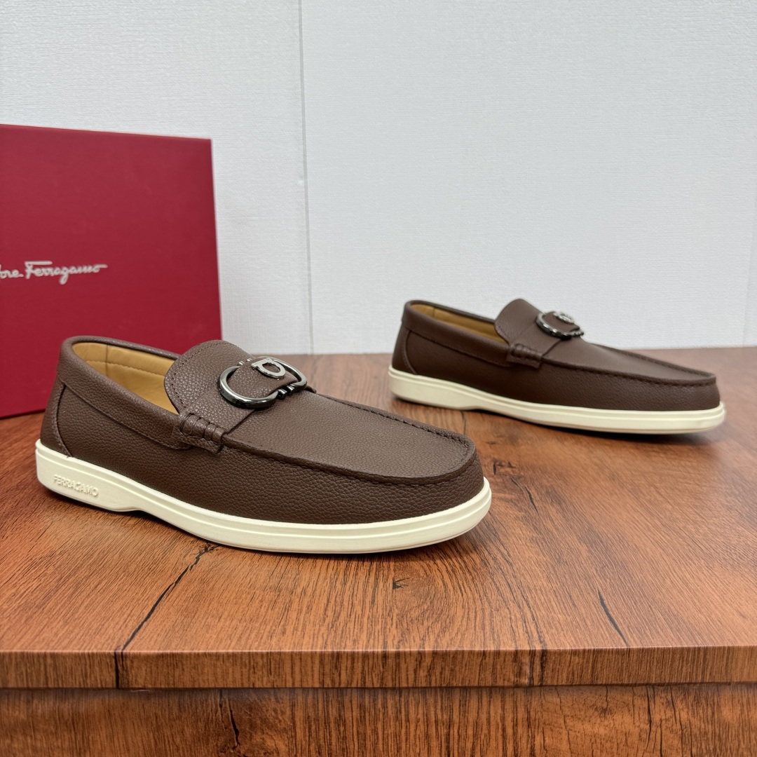 NO:283558,Ferragam's new men's driving shoes, versatile soft leather loafers are coming!  The fabric is made of fully imported cowhide, with visible texture, heavy industry car line, inner lining dyed calf leather, standard logo cowhide foot pad, big brand experience, soft and comfortable on the feet, men's perfect, special anti-slip and wear-resistant rubber sole, easy to control various occasions, soft rubber sole, lightweight and comfortable, see the video details for details, it is absolutely casual, classic, comfortable and breathable, wear-resistant and non-slip!  Packed with original box!  Size 39-40-41-42-43-44 Leather Shoes Size Customizable 38.45 Cannot be returned and exchanged Item No. 9876-A leather buckle, ferragamo, ferragamo, loafers, cowhide19860909Ferragam菲拉格慕新款男士驾车鞋,一脚蹬百搭软皮乐福鞋清凉来袭！面料采用全进口牛皮,看得见的质感,重工车线,内里本染小牛皮,标配logo牛皮垫脚,大牌体验,上脚柔软舒适,男士臻享,专用防滑耐磨橡胶鞋底,轻松驾驭各种场合,柔软橡胶鞋底,轻质舒适,详情见视频细节,妥妥的休闲经典舒适透气,耐磨防滑！配原盒包装！ 尺码39-40-41-42-43-44皮鞋尺码 可定制38.45不能退换 货号9876-A皮扣咖色,,ferragamo,ferragamo,loafers,cowhide,Men's shoes