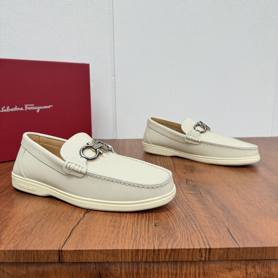 NO:283576,Ferragam's new men's driving shoes, versatile soft leather loafers are coming!  The fabric is made of fully imported cowhide, with visible texture, heavy industry car line, inner lining dyed calf leather, standard logo cowhide foot pad, big brand experience, soft and comfortable on the feet, men's perfect, special anti-slip and wear-resistant rubber sole, easy to control various occasions, soft rubber sole, lightweight and comfortable, see the video details for details, it is absolutely casual, classic, comfortable and breathable, wear-resistant and non-slip!  Packed with original box!  Size 39-40-41-42-43-44 Leather Shoes Size Customizable 38.45 Cannot be returned and exchanged Item No. 3210-G buckle White, ferragamo, ferragamo, loafers, cowhide19860909Ferragam菲拉格慕新款男士驾车鞋,一脚蹬百搭软皮乐福鞋清凉来袭！面料采用全进口牛皮,看得见的质感,重工车线,内里本染小牛皮,标配logo牛皮垫脚,大牌体验,上脚柔软舒适,男士臻享,专用防滑耐磨橡胶鞋底,轻松驾驭各种场合,柔软橡胶鞋底,轻质舒适,详情见视频细节,妥妥的休闲经典舒适透气,耐磨防滑！配原盒包装！ 尺码39-40-41-42-43-44皮鞋尺码 可定制38.45不能退换 货号3210-G扣 白色,,ferragamo,ferragamo,loafers,cowhide,Men's shoes