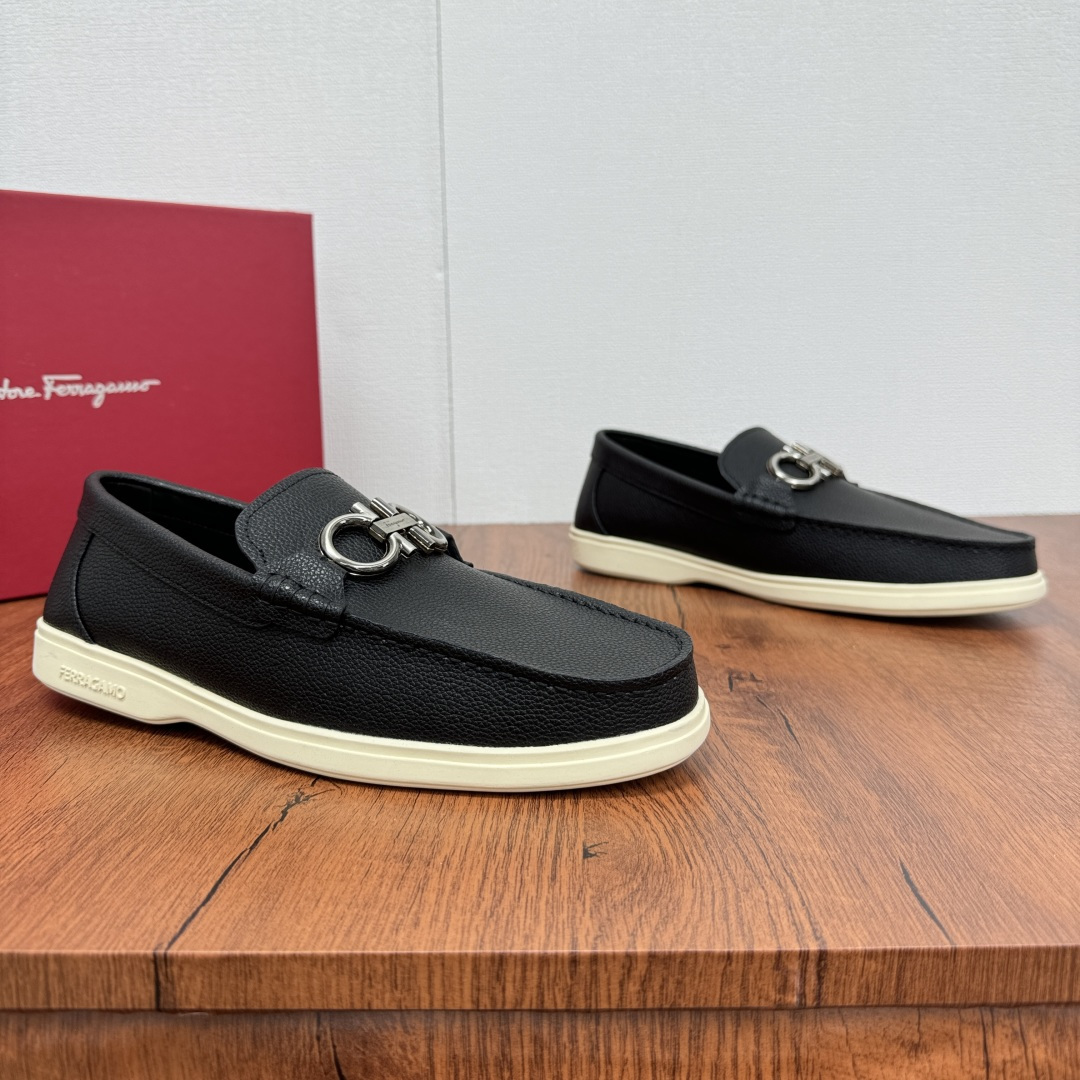NO:283582,Ferragam's new men's driving shoes, versatile soft leather loafers are coming!  The fabric is made of fully imported cowhide, with visible texture, heavy industry car line, inner lining dyed calf leather, standard logo cowhide foot pad, big brand experience, soft and comfortable on the feet, men's perfect, special anti-slip and wear-resistant rubber sole, easy to control various occasions, soft rubber sole, lightweight and comfortable, see the video details for details, it is absolutely casual, classic, comfortable and breathable, wear-resistant and non-slip!  Packed with original box!  Size 39-40-41-42-43-44 leather shoes size customizable 38.45 cannot be returned and exchanged. Item number 3210-G button black lyre pattern, ferragamo, ferragamo, loafers, cowhide19860909Ferragam菲拉格慕新款男士驾车鞋,一脚蹬百搭软皮乐福鞋清凉来袭！面料采用全进口牛皮,看得见的质感,重工车线,内里本染小牛皮,标配logo牛皮垫脚,大牌体验,上脚柔软舒适,男士臻享,专用防滑耐磨橡胶鞋底,轻松驾驭各种场合,柔软橡胶鞋底,轻质舒适,详情见视频细节,妥妥的休闲经典舒适透气,耐磨防滑！配原盒包装！ 尺码39-40-41-42-43-44皮鞋尺码 可定制38.45不能退换 货号3210-G扣黑荔纹,,ferragamo,ferragamo,loafers,cowhide,Men's shoes