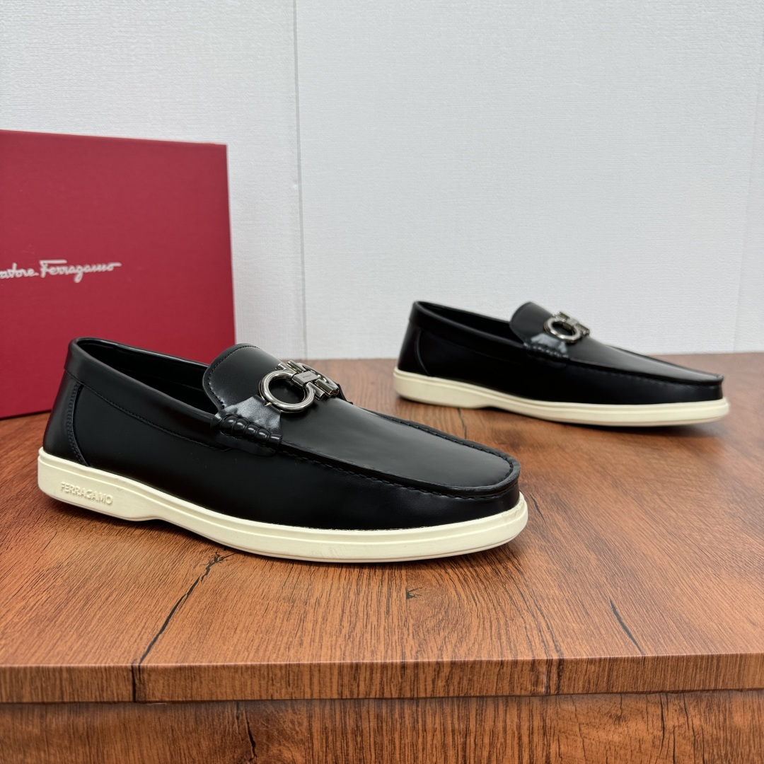 NO:283556,Factory Ferragam new men's driving shoes, versatile soft leather loafers are coming!  The fabric is made of fully imported cowhide, with visible texture, heavy industry car line, inner lining dyed calf leather, standard logo cowhide foot pad, big brand experience, soft and comfortable on the feet, men's perfect, special anti-slip and wear-resistant rubber sole, easy to control various occasions, soft rubber sole, lightweight and comfortable, see the video details for details, it is absolutely casual, classic, comfortable and breathable, wear-resistant and non-slip!  Packed with original box!  Size 39-40-41-42-43-44 leather shoes size customizable 38.45 cannot be returned and exchanged. Item number 3210-G buckle black cow, ferragamo, ferragamo, loafers, cowhide19860909工厂 Ferragam菲拉格慕新款男士驾车鞋,一脚蹬百搭软皮乐福鞋清凉来袭！面料采用全进口牛皮,看得见的质感,重工车线,内里本染小牛皮,标配logo牛皮垫脚,大牌体验,上脚柔软舒适,男士臻享,专用防滑耐磨橡胶鞋底,轻松驾驭各种场合,柔软橡胶鞋底,轻质舒适,详情见视频细节,妥妥的休闲经典舒适透气,耐磨防滑！配原盒包装！ 尺码39-40-41-42-43-44皮鞋尺码 可定制38.45不能退换 货号3210-G扣黑牛,,ferragamo,ferragamo,loafers,cowhide,Men's shoes