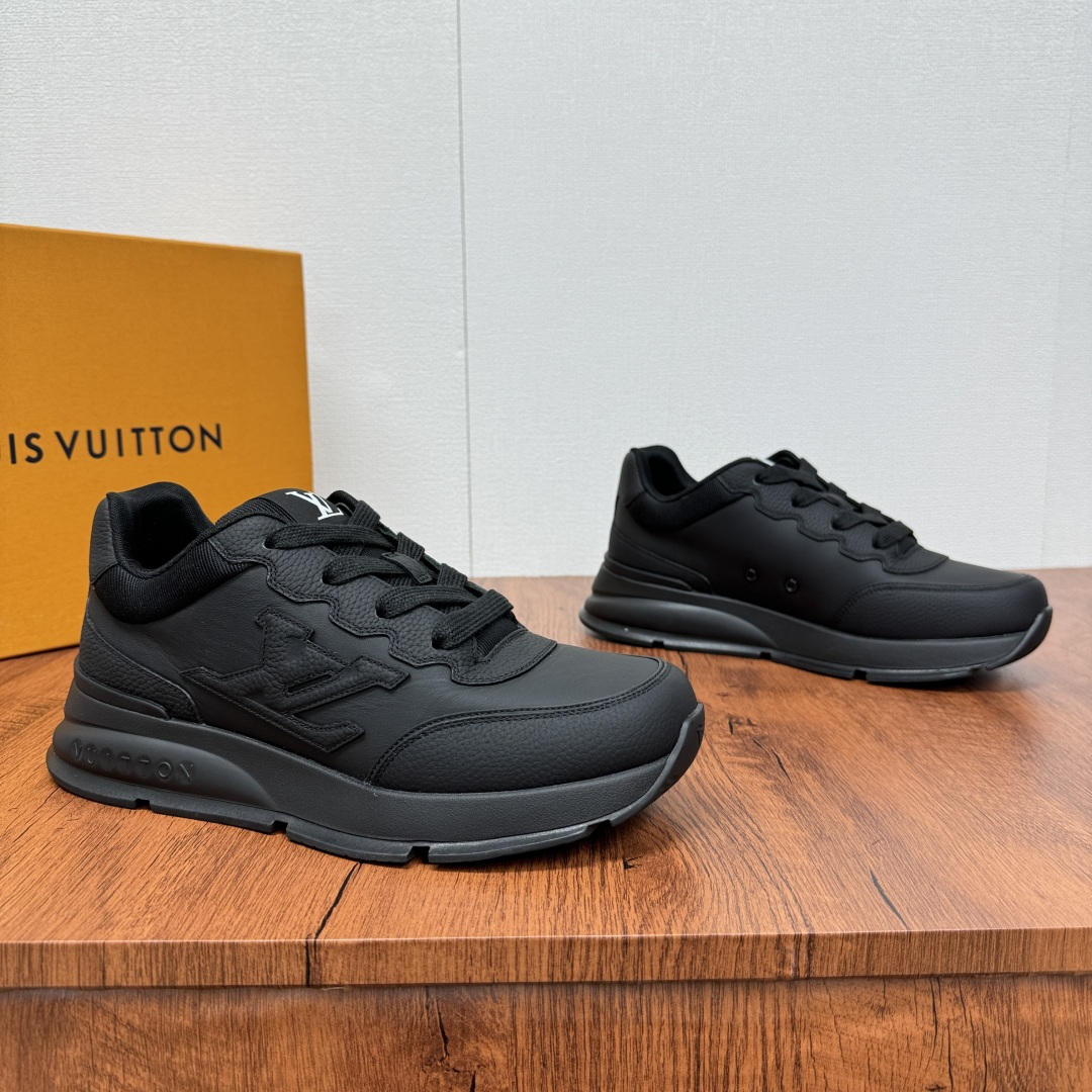 NO:278214,Coded LV Classic Men's Sports Shoes Shipping Lightweight Thick-soled Fat Ding Bread Shoes, Super versatile Multi-style Strong!  This sneaker is made of smooth cowhide punched and grain cowhide splicing, with grain cowhide and technology mesh splicing, and smooth cowhide and grain cowhide with multiple styles. The color matching is classic and versatile, and it is easily integrated into various shapes. Attention LV letters are marked on the side of the shoe, the tongue is decorated with lv embroidered letter webbing logo, the heel brand logo silk-print logo, and the Vuitton personality logo is paired with a light rubber outsole. The fabric inner foot pad is stylish and handsome!  With full set of original packaging!  Size 39-40-41-42-43-44-45 Standard leather shoe size (customized 38.46 without return) Item number 1224 leather surface black, christian louboutin, louis vuitton,sneakers,cowhide19860909编码 LV Classic 男士运动鞋出货 轻质厚底胖丁面包鞋,超级百搭款多重风格强势来袭！ 这款运动鞋以光滑牛皮革冲孔和粒面牛皮革拼接塑造考究设计,粒面牛皮与科技网布拼接,以及光滑牛皮与粒纹牛皮搭配多重款式,配色经典百搭,轻松融入各式造型.瞩目 LV 字母标注鞋侧,鞋舌饰有lv刺绣字母织带标识,后跟品牌logo丝印徽标,搭配轻盈橡胶外底点缀 Vuitton 个性标识.织物内里垫脚,上脚时尚帅气百搭！配全套原包装！ 尺码39-40-41-42-43-44-45 标准皮鞋码（可定做38.46不退换） 货号1224皮面黑色,,christian louboutin,louis vuitton,sneakers,cowhide,Men's shoes