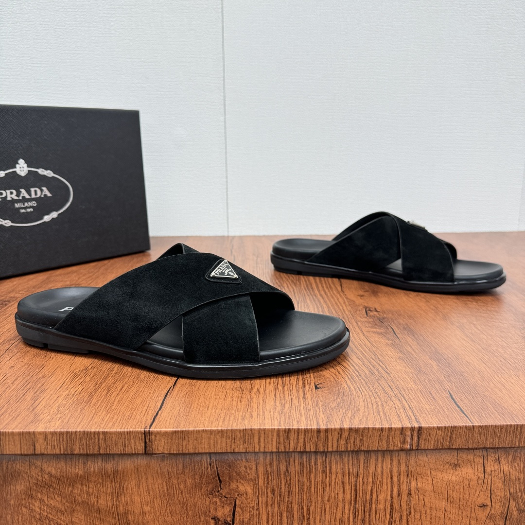 NO:278150,Code Prada/Prada New men's reverse velvet woven cross-slippers are shipped for the first time. This sandal is made of calfskin and soft reverse velvet cowhide, with a cross-mixed silhouette, combining simple details, modern charm and retro atmosphere. The cross-cross style is equipped with an enamel metal triangle logo, fashionable and atmospheric, distinctive, revealing the brand style. The striped ultra-light non-slip wear-resistant rubber sole shows a sports and casual style. It is comfortable and fashionable to put on the feet!  Fitted with a full set of dust bags for original box packaging!  Multi-color selection, Dongguan top quality, trustworthy!  Size 39-40-41-42-43-44-45-46 Leather shoes size 45.46 Shared outsole is just loose and different. Note: Article number 2X3146 slippers Black, prada, prada, sandals, slippers, cowhide19860909编码 Prada/普拉达 新款男士反绒皮革编织交叉拖鞋首发出货 这款凉鞋采用小牛皮和柔软的反绒牛皮拼接制成,交叉混搭廓形,将简约细节、现代魅力和复古气息融为一体.十字交叉款式配涂珐琅金属三角形徽标,时尚大气,特色鲜明,展露品牌格调.条纹超轻防滑耐磨橡胶鞋底展现运动休闲风格.上脚舒适洋气！配全套原盒包装防尘袋！多色可选,莞顶品质,值得信赖！ 尺码39-40-41-42-43-44-45-46皮鞋码45.46共用大底只是宽松差别注意 货号2X3146拖鞋 黑色,,prada,prada,sandals,slippers,cowhide,Men's shoes