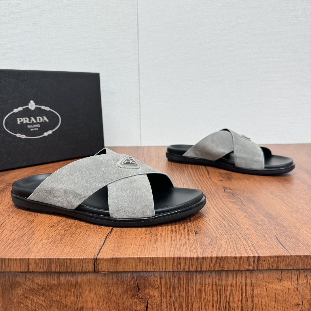 NO:278154,Prada/Prada New men's reverse velvet leather braided cross-slippers are shipped for the first time. This sandal is made of calfskin and soft reverse velvet cowhide, with a cross-mixed silhouette, combining simple details, modern charm and retro atmosphere. The cross-cross style is equipped with an enamel metal triangle logo, fashionable and atmospheric, distinctive, revealing the brand style. The striped ultra-light non-slip wear-resistant rubber sole shows a sports and casual style. It is comfortable and fashionable to put on the feet!  Fitted with a full set of dust bags for original box packaging!  Multi-color selection, Dongguan top quality, trustworthy!  Size 39-40-41-42-43-44-45-46 Leather shoes size 45.46 Shared outsole is just loose and different. Note: Article number 2X3146 slippers Gray, prada, prada, sandals, slippers, cowhide19860909Prada/普拉达 新款男士反绒皮革编织交叉拖鞋首发出货 这款凉鞋采用小牛皮和柔软的反绒牛皮拼接制成,交叉混搭廓形,将简约细节、现代魅力和复古气息融为一体.十字交叉款式配涂珐琅金属三角形徽标,时尚大气,特色鲜明,展露品牌格调.条纹超轻防滑耐磨橡胶鞋底展现运动休闲风格.上脚舒适洋气！配全套原盒包装防尘袋！多色可选,莞顶品质,值得信赖！ 尺码39-40-41-42-43-44-45-46皮鞋码45.46共用大底只是宽松差别注意 货号2X3146拖鞋 灰色,,prada,prada,sandals,slippers,cowhide,Men's shoes