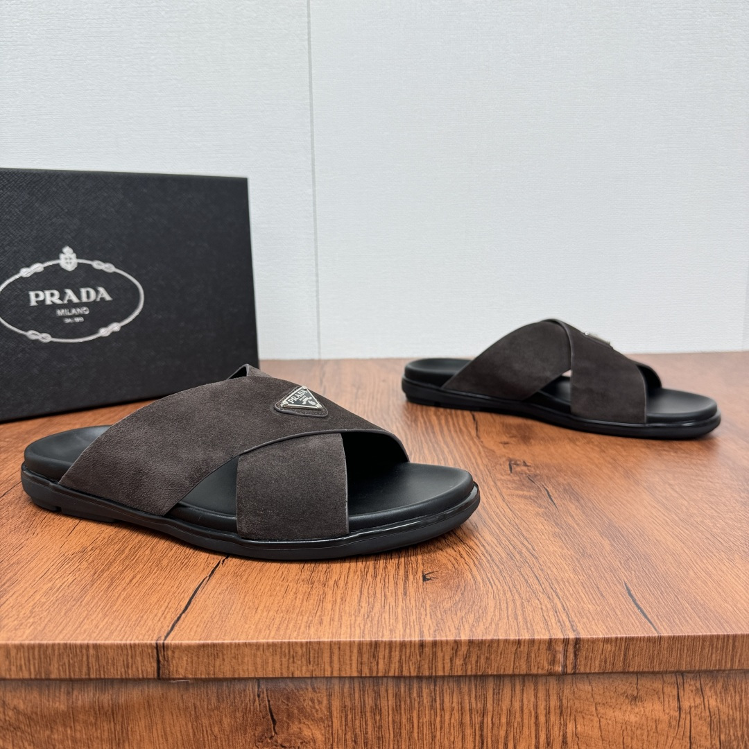 NO:278158,Prada/Prada New men's reverse velvet leather braided cross-slippers are shipped for the first time. This sandal is made of calfskin and soft reverse velvet cowhide, with a cross-mixed silhouette, combining simple details, modern charm and retro atmosphere. The cross-cross style is equipped with an enamel metal triangle logo, fashionable and atmospheric, distinctive, revealing the brand style. The striped ultra-light non-slip wear-resistant rubber sole shows a sports and casual style. It is comfortable and fashionable to put on the feet!  Fitted with a full set of dust bags for original box packaging!  Multi-color selection, Dongguan top quality, trustworthy!  Size 39-40-41-42-43-44-45-46 Leather shoes size 45.46 Shared sole is just loose and different. Note: Article number 2X3146 slippers Coffee color, prada, prada, sandals, slippers, cowhide19860909Prada/普拉达 新款男士反绒皮革编织交叉拖鞋首发出货 这款凉鞋采用小牛皮和柔软的反绒牛皮拼接制成,交叉混搭廓形,将简约细节、现代魅力和复古气息融为一体.十字交叉款式配涂珐琅金属三角形徽标,时尚大气,特色鲜明,展露品牌格调.条纹超轻防滑耐磨橡胶鞋底展现运动休闲风格.上脚舒适洋气！配全套原盒包装防尘袋！多色可选,莞顶品质,值得信赖！ 尺码39-40-41-42-43-44-45-46皮鞋码45.46共用大底只是宽松差别注意 货号2X3146拖鞋 咖色,,prada,prada,sandals,slippers,cowhide,Men's shoes