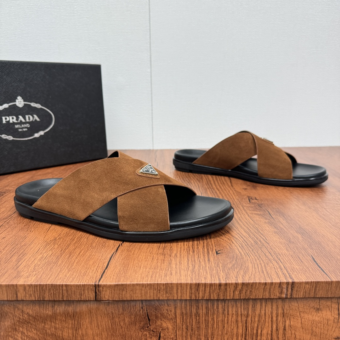 NO:278162,Prada/Prada New men's reverse velvet leather braided cross-slippers are shipped for the first time. This sandal is made of calfskin and soft reverse velvet cowhide, with a cross-mixed silhouette, combining simple details, modern charm and retro atmosphere. The cross-cross style is equipped with an enamel metal triangle logo, fashionable and atmospheric, distinctive, revealing the brand style. The striped ultra-light non-slip wear-resistant rubber sole shows a sports and casual style. It is comfortable and fashionable to put on the feet!  Fitted with a full set of dust bags for original box packaging!  Multi-color selection, Dongguan top quality, trustworthy!  Size 39-40-41-42-43-44-45-46 Leather shoes size 45.46 Shared outsole is just loose and different. Note: Article number 2X3146 slippers Brown, prada, prada, sandals, slippers, cowhide19860909Prada/普拉达 新款男士反绒皮革编织交叉拖鞋首发出货 这款凉鞋采用小牛皮和柔软的反绒牛皮拼接制成,交叉混搭廓形,将简约细节、现代魅力和复古气息融为一体.十字交叉款式配涂珐琅金属三角形徽标,时尚大气,特色鲜明,展露品牌格调.条纹超轻防滑耐磨橡胶鞋底展现运动休闲风格.上脚舒适洋气！配全套原盒包装防尘袋！多色可选,莞顶品质,值得信赖！ 尺码39-40-41-42-43-44-45-46皮鞋码45.46共用大底只是宽松差别注意 货号2X3146拖鞋 棕色,,prada,prada,sandals,slippers,cowhide,Men's shoes
