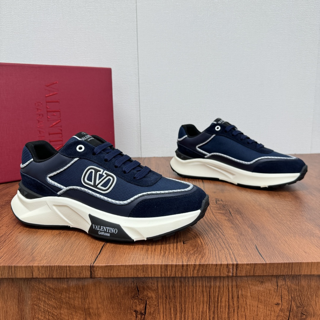 NO:283594,VALENTION/Valentino FREEDOTS series spring and summer new men's sneakers Lightweight breathable casual thick sole men's shoes Classic contrasting color splicing design Reverse velvet cowhide Napa calfskin   breathable technology mesh material Hot glue brand pattern badge logo details Details Delicate calfskin footbed mesh lightweight inner ultralight TPU foam rubber outsole Sports style Thick sole style design Easy and versatile, multi-color selection, can meet various matching needs, full packaging!  Size 39-40-41-42-43-44 leather shoes size (customized 38.45 cannot be returned or exchanged) Article number HL6688 Blue, valentino, valentino, valentino, sneakers, cowhide19860909VALENTION/华伦天奴 FREEDOTS系列春夏新款男士运动鞋 轻质透气休闲厚底男鞋 经典撞色拼接设计 反绒牛皮拼接纳帕小牛皮 透气科技网布材质 热胶品牌图案徽章标识细节 细腻小牛皮垫脚 网布轻质内里 超轻TPU发泡橡胶大底 运动版型 厚底风格设计 轻松百搭,多色可选,能够满足各种搭配需求,全套包装！ 尺码39-40-41-42-43-44皮鞋尺码（可定制38.45不能退换） 货号HL6688 蓝色,,valentino,valentino,sneakers,cowhide,Men's shoes