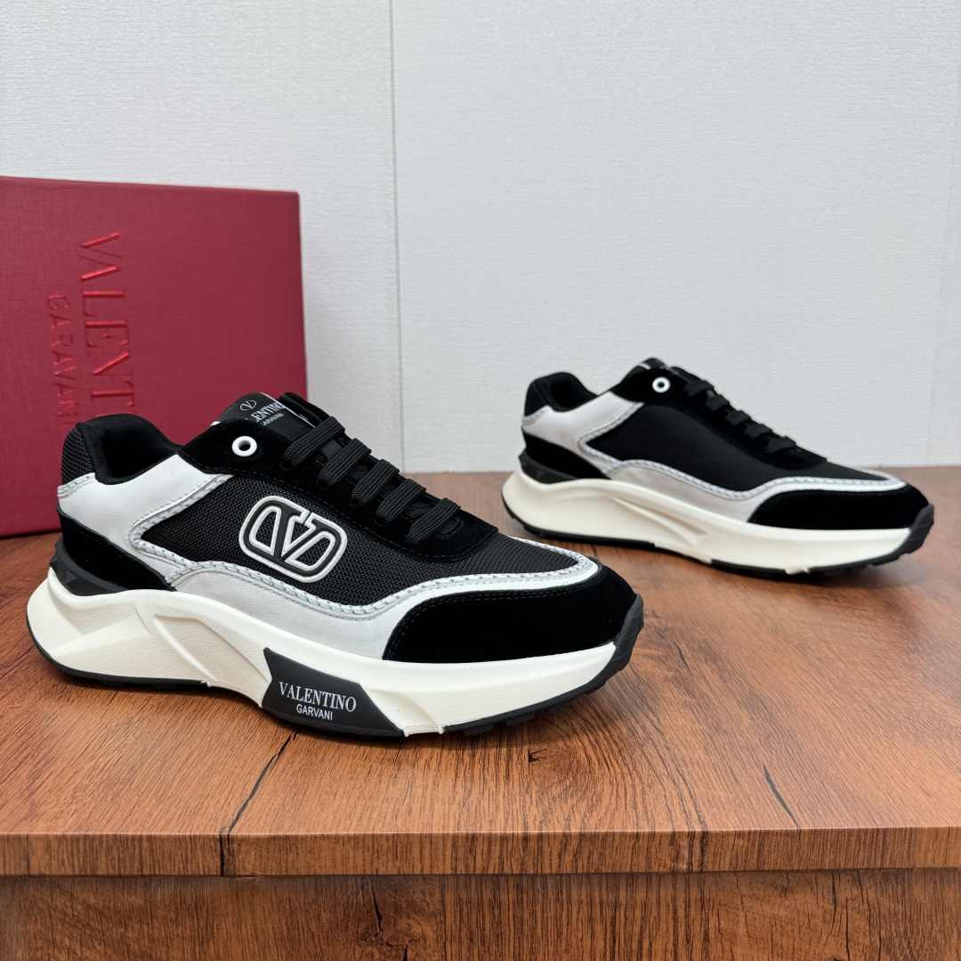 NO:283600,VALENTION/Valentino FREEDOTS series spring and summer new men's sneakers Lightweight breathable casual thick sole men's shoes Classic contrasting color splicing design Reverse velvet cowhide Napa calfskin   breathable technology mesh material Hot glue brand pattern badge logo details Details Delicate calfskin footbed mesh lightweight inner ultralight TPU foam rubber outsole Sports style Thick sole style design Easy and versatile, multi-color selection, can meet various matching needs, full packaging!  Size 39-40-41-42-43-44 leather shoes size (customized 38.45 cannot be returned or exchanged) Article number HL6688 Black and white, valentino, valentino, sneakers, cowhide19860909VALENTION/华伦天奴 FREEDOTS系列春夏新款男士运动鞋 轻质透气休闲厚底男鞋 经典撞色拼接设计 反绒牛皮拼接纳帕小牛皮 透气科技网布材质 热胶品牌图案徽章标识细节 细腻小牛皮垫脚 网布轻质内里 超轻TPU发泡橡胶大底 运动版型 厚底风格设计 轻松百搭,多色可选,能够满足各种搭配需求,全套包装！ 尺码39-40-41-42-43-44皮鞋尺码（可定制38.45不能退换） 货号HL6688 黑白,,valentino,valentino,sneakers,cowhide,Men's shoes