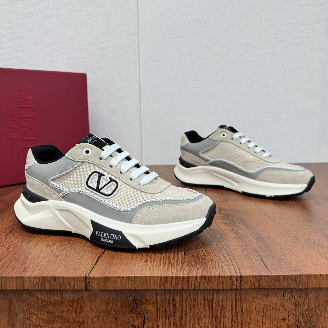 NO:283606,VALENTION/Valentino FREEDOTS series spring and summer new men's sneakers Lightweight breathable casual thick sole men's shoes Classic contrasting color splicing design Reverse velvet cowhide Napa calfskin   breathable technology mesh material Hot glue brand pattern badge logo details Details Delicate calfskin footbed mesh lightweight inner ultralight TPU foam rubber outsole Sports style Thick sole style design Easy and versatile, multi-color selection, can meet various matching needs, full packaging!  Size 39-40-41-42-43-44 leather shoes size (customized 38.45 cannot be returned) Article number HL6688 Beige, valentino, valentino, sneakers, cowhide19860909VALENTION/华伦天奴 FREEDOTS系列春夏新款男士运动鞋 轻质透气休闲厚底男鞋 经典撞色拼接设计 反绒牛皮拼接纳帕小牛皮 透气科技网布材质 热胶品牌图案徽章标识细节 细腻小牛皮垫脚 网布轻质内里 超轻TPU发泡橡胶大底 运动版型 厚底风格设计 轻松百搭,多色可选,能够满足各种搭配需求,全套包装！ 尺码39-40-41-42-43-44皮鞋尺码（可定制38.45不能退换） 货号HL6688 米色,,valentino,valentino,sneakers,cowhide,Men's shoes