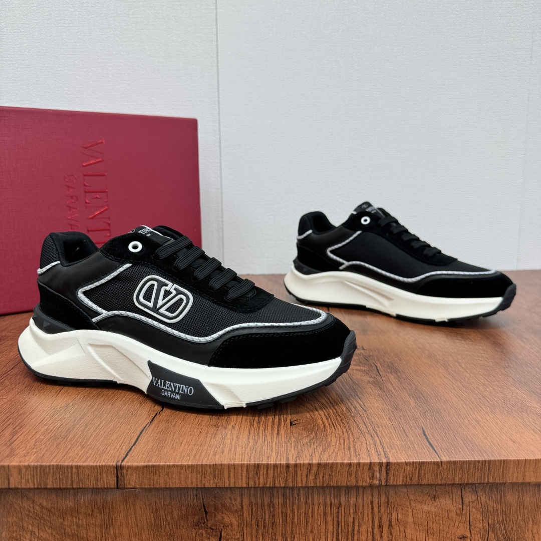 NO:283611,VALENTION/Valentino FREEDOTS series spring and summer new men's sneakers Lightweight breathable casual thick sole men's shoes Classic contrasting color splicing design Reverse velvet cowhide Napa calfskin   breathable technology mesh material Hot glue brand pattern badge logo details Details Delicate calfskin footbed mesh lightweight inner ultralight TPU foam rubber outsole Sports style Thick sole style design Easy and versatile, multi-color selection, can meet various matching needs, full packaging!  Size 39-40-41-42-43-44 leather shoes size (customized 38.45 cannot be returned or exchanged) Article number HL6688 Black, valentino, valentino, sneakers, cowhide19860909VALENTION/华伦天奴 FREEDOTS系列春夏新款男士运动鞋 轻质透气休闲厚底男鞋 经典撞色拼接设计 反绒牛皮拼接纳帕小牛皮 透气科技网布材质 热胶品牌图案徽章标识细节 细腻小牛皮垫脚 网布轻质内里 超轻TPU发泡橡胶大底 运动版型 厚底风格设计 轻松百搭,多色可选,能够满足各种搭配需求,全套包装！ 尺码39-40-41-42-43-44皮鞋尺码（可定制38.45不能退换） 货号HL6688 黑色,,valentino,valentino,sneakers,cowhide,Men's shoes