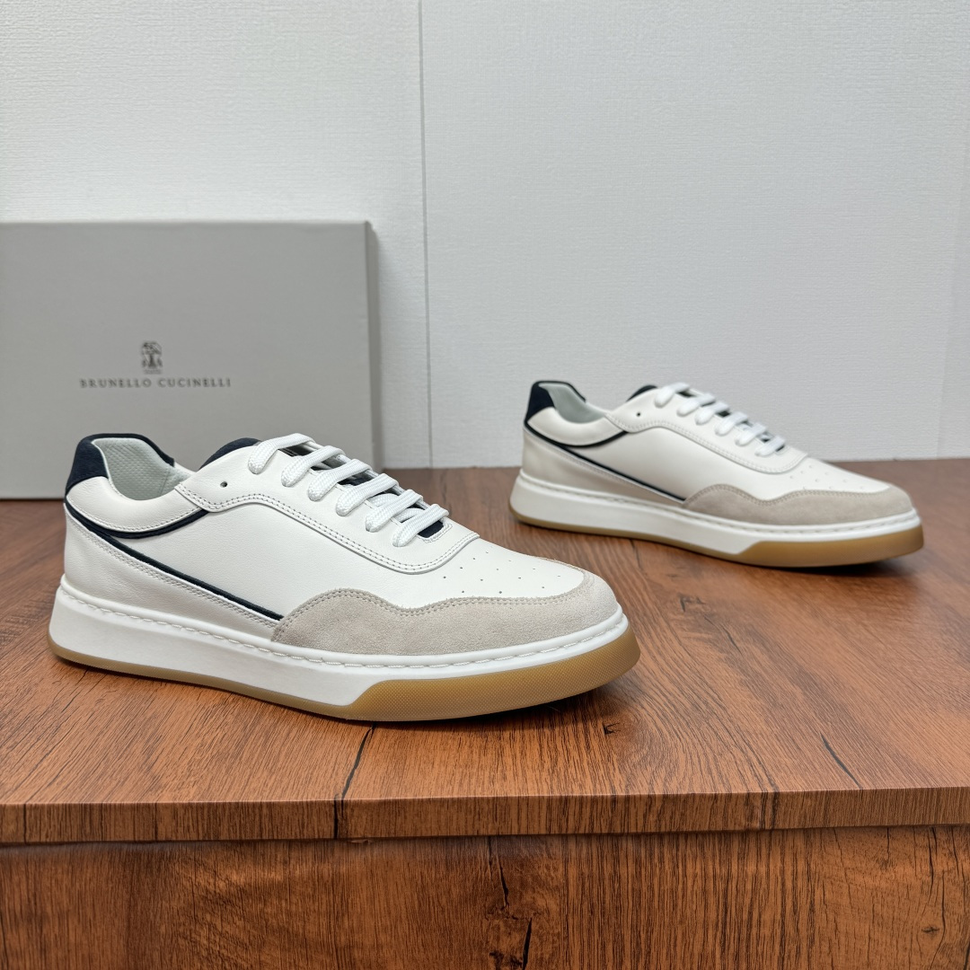 NO:353421,Code YS004350 Brunello Cucinelli BC 2025ss Spring and Summer Casual Sports Strap Thick Sole Men's Board Shoes!  It produces top-notch quality products, derived from classic men's shoes, and never out of date!  The upper of this shoe is made of high mercerated extra-grade calf fur and calf leather imported from Italy. The shoe tongue is classic embroidered with letters BC details, the toe is punched, contrasting leather seam decoration, upgraded texture, light luxury and low-key, comfortable and versatile!  Breathable and soft and comfortable!  The inner part is a special benzene dyed brown top layer of calfskin, which does not fade, does not slip, and is breathable and does not stuffy!  The calfskin insole in the same color inside is extremely comfortable!  The outsole is the original private molded lightweight rubber base, with brown transparent rubber bottom layer, wear-resistant and anti-slip foot feel!  Original box packaging with dust bag!  Size 39-40-41-42-43-44 Standard leather shoe size Customizable 45 cannot be returned and exchanged Item number 99101 board shoes White and blue, brunello cucinelli, cowhide19860909编码YS004350 Brunello Cucinelli BC 2025ss春夏休闲运动绑带厚底男士板鞋！ 产顶级精品,源自经典男鞋款式设计,永不过时！ 此款鞋履鞋面采用意大利进口高丝光特级小牛翻毛皮和小牛皮撞色品级而成.鞋舌经典刺绣字母BC细节,鞋头有冲孔装饰,撞色真皮缝边装饰,质感升级,轻奢低调,舒适百搭！透气且柔软舒适！内里是专用苯染棕色头层小牛皮,不掉色,不打滑,透气不闷脚！内里同色小牛皮鞋垫,舒适度爆棚！外底是原版私模轻质橡胶大底,棕色透明橡胶底层,耐磨防滑脚感好！原盒包装配防尘袋！ 尺码39-40-41-42-43-44 标准皮鞋码 可定制45不能退换 货号99101板鞋 白蓝,,brunello cucinelli,cowhide,Men's shoes