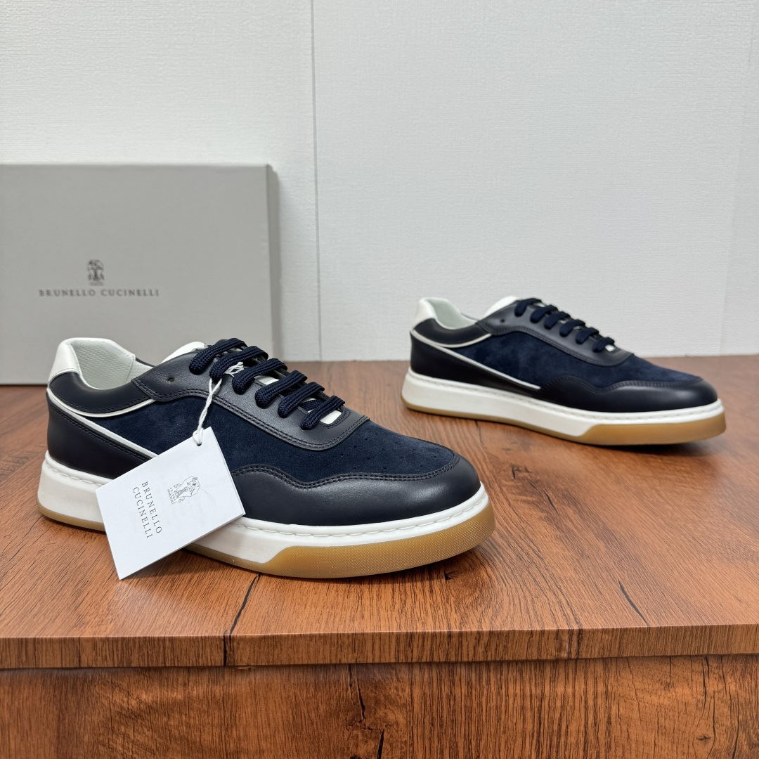 NO:353436,Code YS004350 Brunello Cucinelli BC 2025ss Spring and Summer Casual Sports Strap Thick Sole Men's Board Shoes!  It produces top-notch quality products, derived from classic men's shoes, and never out of date!  The upper of this shoe is made of high mercerated extra-grade calf fur and calf leather imported from Italy. The shoe tongue is classic embroidered with letters BC details, the toe is punched, contrasting leather seam decoration, upgraded texture, light luxury and low-key, comfortable and versatile!  Breathable and soft and comfortable!  The inner part is a special benzene dyed brown top layer of calfskin, which does not fade, does not slip, and is breathable and does not stuffy!  The calfskin insole in the same color inside is extremely comfortable!  The outsole is the original private molded lightweight rubber base, with brown transparent rubber bottom layer, wear-resistant and anti-slip foot feel!  Original box packaging with dust bag!  Size 39-40-41-42-43-44 Standard leather shoe size Customizable 45 cannot be returned and exchanged Item number 99101 board shoes hiding blue, brunello cucinelli, cowhide19860909编码YS004350 Brunello Cucinelli BC 2025ss春夏休闲运动绑带厚底男士板鞋！ 产顶级精品,源自经典男鞋款式设计,永不过时！ 此款鞋履鞋面采用意大利进口高丝光特级小牛翻毛皮和小牛皮撞色品级而成.鞋舌经典刺绣字母BC细节,鞋头有冲孔装饰,撞色真皮缝边装饰,质感升级,轻奢低调,舒适百搭！透气且柔软舒适！内里是专用苯染棕色头层小牛皮,不掉色,不打滑,透气不闷脚！内里同色小牛皮鞋垫,舒适度爆棚！外底是原版私模轻质橡胶大底,棕色透明橡胶底层,耐磨防滑脚感好！原盒包装配防尘袋！ 尺码39-40-41-42-43-44 标准皮鞋码 可定制45不能退换 货号99101板鞋 藏蓝,,brunello cucinelli,cowhide,Men's shoes