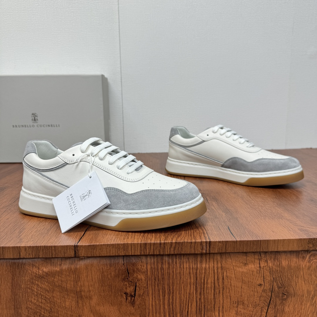 NO:353451,Code YS004350 Brunello Cucinelli BC 2025ss Spring and Summer Casual Sports Strap Thick Sole Men's Board Shoes!  It produces top-notch quality products, derived from classic men's shoes, and never out of date!  The upper of this shoe is made of high mercerated extra-grade calf fur and calf leather imported from Italy. The shoe tongue is classic embroidered with letters BC details, the toe is punched, contrasting leather seam decoration, upgraded texture, light luxury and low-key, comfortable and versatile!  Breathable and soft and comfortable!  The inner part is a special benzene dyed brown top layer of calfskin, which does not fade, does not slip, and is breathable and does not stuffy!  The calfskin insole in the same color inside is extremely comfortable!  The outsole is the original private molded lightweight rubber base, with brown transparent rubber bottom layer, wear-resistant and anti-slip foot feel!  Original box packaging with dust bag!  Size 39-40-41-42-43-44 Standard leather shoe size Customizable 45 cannot be returned and exchanged Item number 99101 board shoes White gray, brunello cucinelli, cowhide19860909编码YS004350 Brunello Cucinelli BC 2025ss春夏休闲运动绑带厚底男士板鞋！ 产顶级精品,源自经典男鞋款式设计,永不过时！ 此款鞋履鞋面采用意大利进口高丝光特级小牛翻毛皮和小牛皮撞色品级而成.鞋舌经典刺绣字母BC细节,鞋头有冲孔装饰,撞色真皮缝边装饰,质感升级,轻奢低调,舒适百搭！透气且柔软舒适！内里是专用苯染棕色头层小牛皮,不掉色,不打滑,透气不闷脚！内里同色小牛皮鞋垫,舒适度爆棚！外底是原版私模轻质橡胶大底,棕色透明橡胶底层,耐磨防滑脚感好！原盒包装配防尘袋！ 尺码39-40-41-42-43-44 标准皮鞋码 可定制45不能退换 货号99101板鞋 白灰,,brunello cucinelli,cowhide,Men's shoes