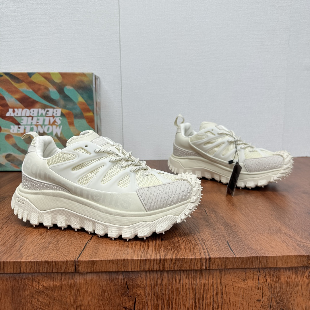 NO:353740,Moncler/Shield Trailgrip Amoeba couple sneakers Salehe Bembury design Trailgrip Amoeba sneakers are made of mesh fabric and leather, equipped with GORE-TEX functional film, and are designed in novel design. The EVA midsole adds flexibility and lightness. The Vibram sole adds grip to the shoes, and the bottom is up to 4cm thick. Suede cowhide leather lining, OrthoLite insole enhances the permeability of the shoes and provides comfortable cushioning. The style is fashionable and novel, and the foot is very fashionable!  Fitted with a full set of dust bags for original packaging!  Size 36 36 37 38 39 40 41 42 43 44 45 46 Standard leather shoe size Article number M2058 Beige, Burberry, Moncler, Sneakers, cowhide19860909批 Moncler/蒙口 Trailgrip Amoeba情侣款运动鞋Salehe Bembury设计款 Trailgrip Amoeba运动鞋采用网眼面料和皮革制成,配有GORE-TEX功能性薄膜,设计新颖.EVA中底倍添灵活性与轻盈性,Vibram鞋底面为鞋履增添抓地力,底厚达4cm.绒面牛皮革内里,OrthoLite鞋垫增强鞋履的通透性,并提供舒适的缓冲效果.款式时尚新颖,上脚非常洋气！配全套原包装防尘袋！ 尺码36 36 37 38 39 40 41 42 43 44 45 46 标准皮鞋码 货号M2058 米白,,burberry,Moncler,sneakers,cowhide,Men's shoes