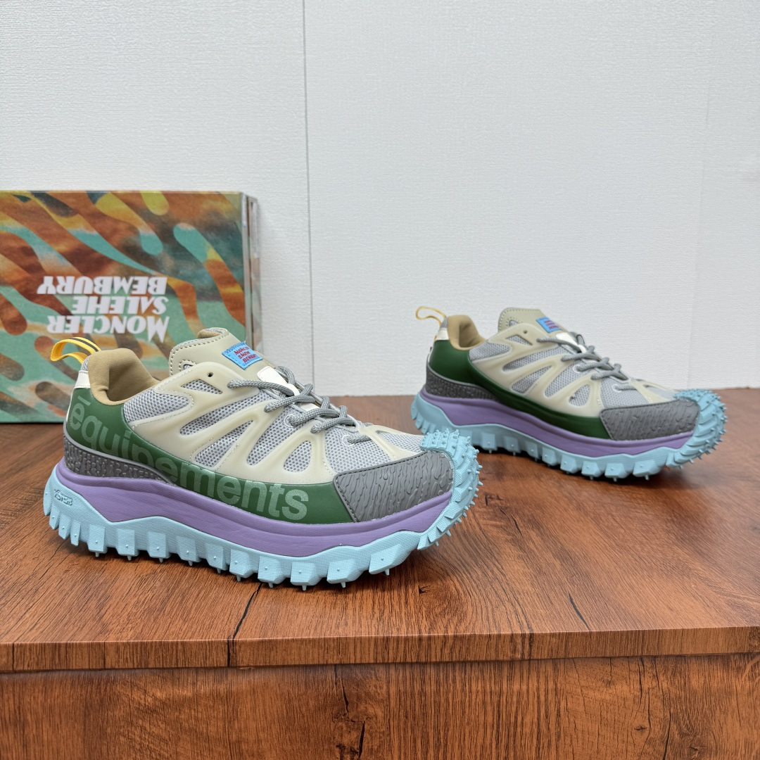 NO:353757,Moncler/Shield Trailgrip Amoeba couple sneakers Salehe Bembury design Trailgrip Amoeba sneakers are made of mesh fabric and leather, equipped with GORE-TEX functional film, and are designed in novel design. The EVA midsole adds flexibility and lightness. The Vibram sole adds grip to the shoes, and the bottom is up to 4cm thick. Suede cowhide leather lining, OrthoLite insole enhances the permeability of the shoes and provides comfortable cushioning. The style is fashionable and novel, and the foot is very fashionable!  Fitted with a full set of dust bags for original packaging!  Size 36 36 37 38 39 40 41 42 43 44 45 46 Standard leather shoe size Article number M2058 Gray green, Burberry, Moncler, Sneakers, cowhide19860909批 Moncler/蒙口 Trailgrip Amoeba情侣款运动鞋Salehe Bembury设计款 Trailgrip Amoeba运动鞋采用网眼面料和皮革制成,配有GORE-TEX功能性薄膜,设计新颖.EVA中底倍添灵活性与轻盈性,Vibram鞋底面为鞋履增添抓地力,底厚达4cm.绒面牛皮革内里,OrthoLite鞋垫增强鞋履的通透性,并提供舒适的缓冲效果.款式时尚新颖,上脚非常洋气！配全套原包装防尘袋！ 尺码36 36 37 38 39 40 41 42 43 44 45 46 标准皮鞋码 货号M2058 灰绿,,burberry,Moncler,sneakers,cowhide,Men's shoes