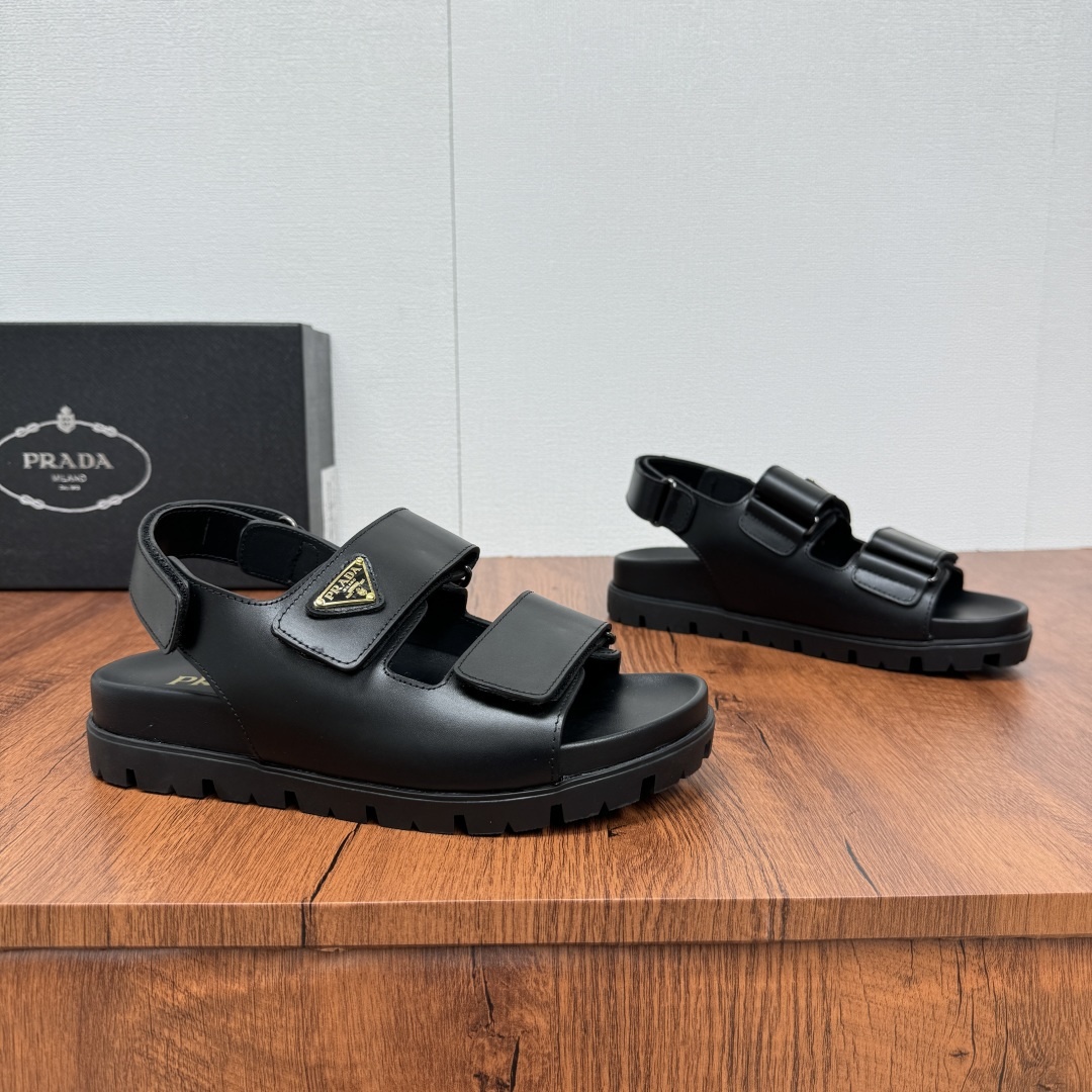 NO:353739,Prada/Prada Leather Velcro buckle sandals This leather sandal is decorated with sports details and presents simple and modern lines. It is matched with Velcro buckle opening and closing details and rubber concave and concave thick sole to show casual charm. Simple and fashionable, full cowhide material, heavy-duty creation, leather material is looking at details, metal ring buckle connection, and enamel-colored gold triangle logo, highlighting the brand's classic characteristics. 2.5cm heel height rubber thick sole comfortable and versatile classic summer boutique sandals, full packaging!  Size 39-40-41-42-43-44-45 Leather Shoe Size Article No. 2X8940 Sandals,,prada,prada,sandals,cowhide19860909批 Prada/普拉达 皮革魔术贴扣带凉鞋 这款皮革凉鞋点缀运动风格细节 ,呈现出简洁现代的线条.搭配魔术贴扣带开合细节与橡胶凹凸厚底,彰显休闲魅力.简约而时尚,全牛皮材质,重工打造,皮料材质看细节,金属环扣连接,涂珐琅金色三角形徽标,彰显品牌经典特色 2.5cm鞋跟高度橡胶厚底舒适百搭经典夏季精品凉鞋,全套包装！ 尺码39-40-41-42-43-44-45 皮鞋尺码 货号2X8940 凉鞋,,prada,prada,sandals,cowhide,Men's shoes