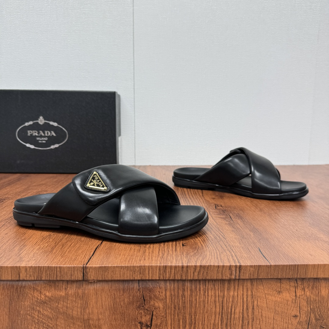 NO:353788,Prada/Prada New men's leather cross slippers Velcro opening and closing can finely adjust the size of calfskin light luxury slippers Thicker soft calfskin wrapped upper, Fat Ding soft glue lazy style, soft and comfortable, excellent foot feeling, genuine leather bottom, cross style, paired with a Velcro opening and closing buckle, easy to adjust the moderate size, and perfectly fit the wearing experience. The enamel gold triangle logo is coated, highlighting the brand's classic features, lightweight rubber thin bottom, extremely comfortable on the feet!  Full package!  Size 39-40-41-42-43-44-45 Leather Shoe Size Article No. 2X7132 Black,,prada,prada,slippers,cowhide19860909批 Prada/普拉达 新款男士皮革交叉拖鞋 魔术贴开合可微调大小小牛皮轻奢拖鞋 较厚软小牛皮包裹鞋面,胖丁软胶懒庸风格,柔软舒适,脚感极好,真皮底层 ,交叉风格,搭配一条魔术贴开合扣带,轻松调节适度大小,更能完美契合穿着体验感,涂珐琅金色三角形徽标,彰显品牌经典特色,轻质橡胶薄底,上脚舒适度极高！全套包装！ 尺码39-40-41-42-43-44-45 皮鞋尺码 货号2X7132 黑色,,prada,prada,slippers,cowhide,Men's shoes