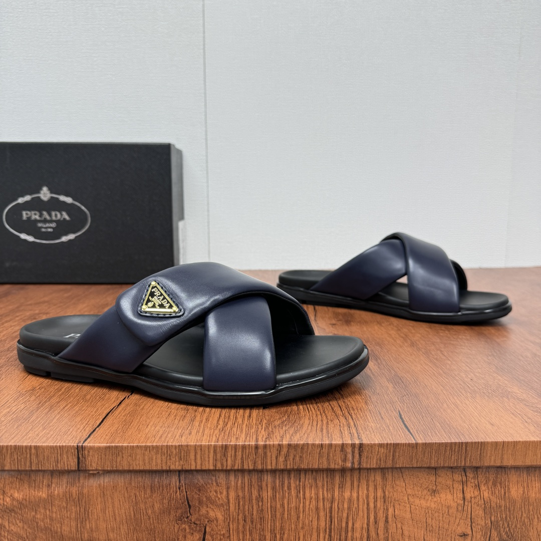 NO:353654,Prada/Prada New men's leather cross slippers Velcro opening and closing can finely adjust the size of calfskin light luxury slippers Thicker soft calfskin wrapped upper, Fat Ding soft glue lazy style, soft and comfortable, excellent foot feeling, genuine leather bottom, cross style, paired with a Velcro opening and closing buckle, easy to adjust the moderate size, and perfectly fit the wearing experience. Enamel gold triangle logo, highlighting the brand's classic features, lightweight rubber thin bottom, extremely comfortable on the feet!  Full package!  Size 39-40-41-42-43-44-45 Leather Shoe Size Article No. 2X7132 Blue,,prada,prada,slippers,cowhide19860909批 Prada/普拉达 新款男士皮革交叉拖鞋 魔术贴开合可微调大小小牛皮轻奢拖鞋 较厚软小牛皮包裹鞋面,胖丁软胶懒庸风格,柔软舒适,脚感极好,真皮底层 ,交叉风格,搭配一条魔术贴开合扣带,轻松调节适度大小,更能完美契合穿着体验感,涂珐琅金色三角形徽标,彰显品牌经典特色,轻质橡胶薄底,上脚舒适度极高！全套包装！ 尺码39-40-41-42-43-44-45 皮鞋尺码 货号2X7132 蓝色,,prada,prada,slippers,cowhide,Men's shoes