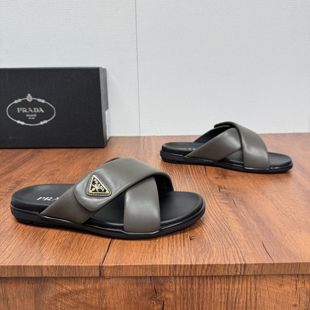 NO:353676,Prada/Prada New men's leather cross slippers Velcro opening and closing can finely adjust the size of calfskin light luxury slippers Thicker soft calfskin wrapped upper, Fat Ding soft glue lazy style, soft and comfortable, excellent foot feeling, genuine leather bottom, cross style, paired with a Velcro opening and closing buckle, easy to adjust the moderate size, and perfectly fit the wearing experience. The enamel gold triangle logo is coated, highlighting the brand's classic features, lightweight rubber thin bottom, extremely comfortable on the feet!  Full package!  Size 39-40-41-42-43-44-45 Leather Shoe Size Article No. 2X7132 Gray,,prada,prada,slippers,cowhide19860909批 Prada/普拉达 新款男士皮革交叉拖鞋 魔术贴开合可微调大小小牛皮轻奢拖鞋 较厚软小牛皮包裹鞋面,胖丁软胶懒庸风格,柔软舒适,脚感极好,真皮底层 ,交叉风格,搭配一条魔术贴开合扣带,轻松调节适度大小,更能完美契合穿着体验感,涂珐琅金色三角形徽标,彰显品牌经典特色,轻质橡胶薄底,上脚舒适度极高！全套包装！ 尺码39-40-41-42-43-44-45 皮鞋尺码 货号2X7132 灰色,,prada,prada,slippers,cowhide,Men's shoes