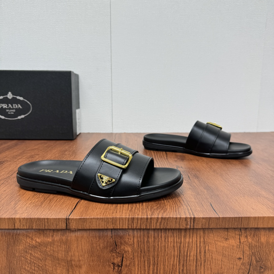 NO:353692,Prada/Prada New men's straight-tube leather slippers. Retro inspiration and modern lines coexist harmoniously. The dynamic design is decorated with the brand's signature symbols and details. The leather bottom layer and the calfskin upper inside contain stone pattern cowhide, smooth calfskin, and classic canvas three-stitch style. It is matched with leather buckle decoration, metal buckle details, embellished with gold classic enamel brand logo details, light rubber sole standard, full packaging!  Size 39-40-41-42-43-44-45 Leather Shoe Size Article No. 2X3064 Cowhide,,prada,prada,slippers,cowhide19860909批 Prada/普拉达 新款男士直筒风格真皮拖鞋 复古灵感与摩登线条和谐共存,动感设计,装饰以品牌的标志性符号特色细节.真皮底层,内里小牛皮鞋面包含有石头纹牛皮,光滑小牛皮,经典帆布三标纹三种风格可选,搭配真皮扣带装饰,金属扣子细节,点缀以金色经典珐琅品牌标识细节,轻薄的橡胶鞋底标配,全套包装！ 尺码39-40-41-42-43-44-45 皮鞋尺码 货号2X3064 牛皮,,prada,prada,slippers,cowhide,Men's shoes
