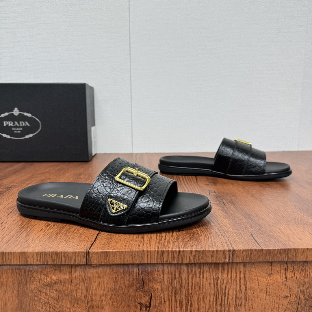 NO:353708,Prada/Prada New men's straight-tube leather slippers. Retro inspiration and modern lines coexist harmoniously. The dynamic design is decorated with the brand's signature symbols and details. The leather bottom layer and the calfskin upper inside contain stone pattern cowhide, smooth calfskin, and classic canvas three-stitch style. It is matched with leather buckle decoration, metal buckle details, embellished with gold classic enamel brand logo details, light rubber sole standard, full packaging!  Size 39-40-41-42-43-44-45 Leather Shoe Size Article No. 2X3064 Stone pattern, prada, prada, slippers, cowhide19860909批 Prada/普拉达 新款男士直筒风格真皮拖鞋 复古灵感与摩登线条和谐共存,动感设计,装饰以品牌的标志性符号特色细节.真皮底层,内里小牛皮鞋面包含有石头纹牛皮,光滑小牛皮,经典帆布三标纹三种风格可选,搭配真皮扣带装饰,金属扣子细节,点缀以金色经典珐琅品牌标识细节,轻薄的橡胶鞋底标配,全套包装！ 尺码39-40-41-42-43-44-45 皮鞋尺码 货号2X3064 石头纹,,prada,prada,slippers,cowhide,Men's shoes