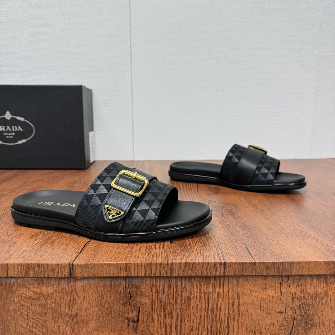 NO:353723,Prada/Prada New men's straight-tube leather slippers. Retro inspiration and modern lines coexist harmoniously. The dynamic design is decorated with the brand's signature symbols and details. The leather bottom layer and the calfskin upper inside contain stone pattern cowhide, smooth calfskin, and classic canvas three-stitch style. It is matched with leather buckle decoration, metal buckle details, embellished with gold classic enamel brand logo details, light rubber sole standard, full packaging!  Size 39-40-41-42-43-44-45 Leather Shoe Size Article No. 2X3064 Leather Cloth, Prada, Prada, Slippers, cowhide19860909批 Prada/普拉达 新款男士直筒风格真皮拖鞋 复古灵感与摩登线条和谐共存,动感设计,装饰以品牌的标志性符号特色细节.真皮底层,内里小牛皮鞋面包含有石头纹牛皮,光滑小牛皮,经典帆布三标纹三种风格可选,搭配真皮扣带装饰,金属扣子细节,点缀以金色经典珐琅品牌标识细节,轻薄的橡胶鞋底标配,全套包装！ 尺码39-40-41-42-43-44-45 皮鞋尺码 货号2X3064 皮布,,prada,prada,slippers,cowhide,Men's shoes