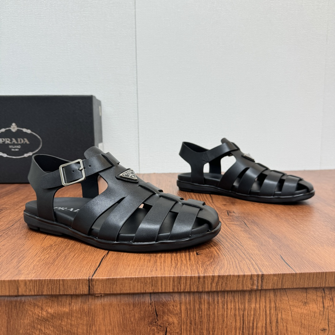 NO:351417,Code YS003140 Prada/Prada Men's counters are simultaneously shipped in new rubber fisherman sandals!  High-quality products from Dongguan, with all calfskin interspersed uppers. This sandal uses contemporary lines and details to reinterpret the retro beach sandals, made of rubber material. It is decorated with the iconic enamel triangular metal logo of the Prada series, silver metal buckle opening and closing, genuine leather insole, white classic logo logo, thin rubber sole, excellent comfort on the foot. Size 39-40-41-42-43-44-45 Leather shoe size Article number 2X3119 Black cowhide,,prada,prada,sandals,espadrilles,cowhide19860909编码YS003140 Prada/普拉达 男士专柜同步新款橡胶渔夫凉鞋出货！ 莞产高品,全小牛皮穿插鞋面,这款凉鞋运用当代线条与细节重新演绎复古沙滩凉鞋,选用橡胶材质打造.并装饰以Prada系列标志性的涂珐琅三角形金属标志,银色金属扣带开合,真皮鞋垫,白色经典logo标识,橡胶薄底,上脚舒适度极好. 尺码39-40-41-42-43-44-45 皮鞋尺码 货号2X3119 黑色牛皮,,prada,prada,sandals,espadrilles,cowhide,Men's shoes