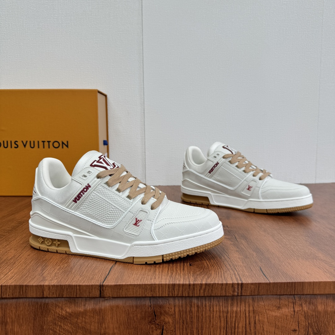 NO:350064,The code Louis Vuitton counter is synchronized with the new men's sneakers for the first time. This LV Trainer sneakers continue to write a classic design with soft Damier embossed cowhide leather. The metal end leather laces illuminate the elegant body, contrasting LV letters and Vuitton logo add brand strokes, and the technology rubber outsole appears Monogram flowers. Classic black, white and brown colors are available. The show model is on the feet and the same style of the stars is coming. The full set of packaging is equipped with a pair of white laces!  Size 39-40-41-42-43-44 Leather Shoe Size Article No. BM0159 Check, louis vuitton, louis vuitton, louis vuitton, sneakers, cowhide19860909编码 Louis Vuitton 路易威登专柜同步新款男士运动鞋首发出货. 本款 LV Trainer 运动鞋以柔软Damier压纹牛皮革续写经典设计.金属端头皮革鞋带点亮雅致鞋身,撞色LV字母和 Vuitton 标识增添品牌笔触,科技橡胶外底跃现Monogram 花卉. 经典黑色,白色,棕色三色可选,秀场模特上脚演绎,明星同款百搭来袭.全套包装,多配一副白色系带！ 尺码39-40-41-42-43-44皮鞋尺码 货号BM0159格纹,,louis vuitton,louis vuitton,louis vuitton,sneakers,cowhide,Men's shoes
