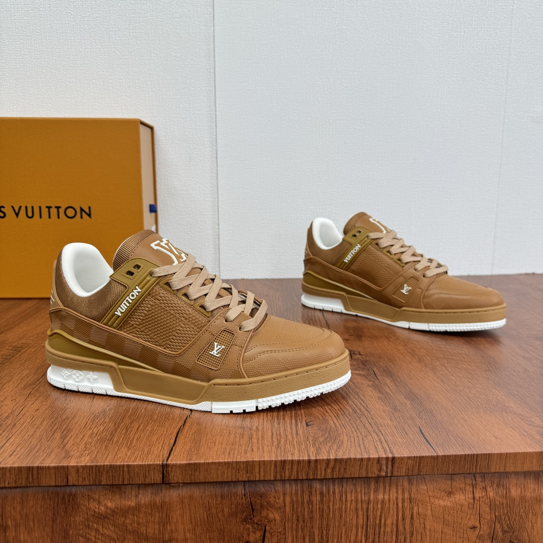 NO:350096,The code Louis Vuitton counter is synchronized with the new men's sneakers for the first time. This LV Trainer sneakers continue to write a classic design with soft Damier embossed cowhide leather. The metal end leather laces illuminate the elegant body, contrasting LV letters and Vuitton logo add brand strokes, and the technology rubber outsole appears Monogram flowers. Classic black, white and brown colors are available. The show model is on the feet and the same style of the stars is coming. The full set of packaging is equipped with a pair of white laces!  Size 39-40-41-42-43-44 Leather Shoe Size Article No. BM0159 Check Brown, louis vuitton, louis vuitton, louis vuitton, sneakers, cowhide19860909编码 Louis Vuitton 路易威登专柜同步新款男士运动鞋首发出货. 本款 LV Trainer 运动鞋以柔软Damier压纹牛皮革续写经典设计.金属端头皮革鞋带点亮雅致鞋身,撞色LV字母和 Vuitton 标识增添品牌笔触,科技橡胶外底跃现Monogram 花卉. 经典黑色,白色,棕色三色可选,秀场模特上脚演绎,明星同款百搭来袭.全套包装,多配一副白色系带！ 尺码39-40-41-42-43-44皮鞋尺码 货号BM0159格纹 棕色,,louis vuitton,louis vuitton,louis vuitton,sneakers,cowhide,Men's shoes