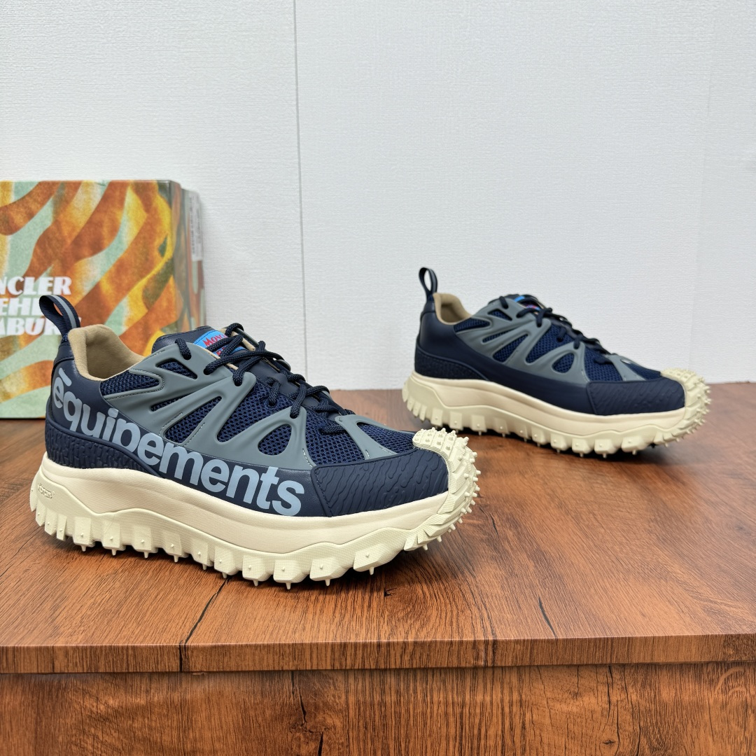 NO:353707,Moncler/Shield Trailgrip Amoeba couple sneakers Salehe Bembury design Trailgrip Amoeba sneakers are made of mesh fabric and leather, equipped with GORE-TEX functional film, and are designed in novel design. The EVA midsole adds flexibility and lightness. The Vibram sole adds grip to the shoes, and the bottom is up to 4cm thick. Suede cowhide leather lining, OrthoLite insole enhances the permeability of the shoes and provides comfortable cushioning. The style is fashionable and novel, and the foot is very fashionable!  Fitted with a full set of dustproof bags in original packaging!  Size 39 40 41 42 43 44 Standard leather shoe size Article number M2058 Blue, Burberry, Moncler, Sneakers, cowhide19860909批 Moncler/蒙口 Trailgrip Amoeba情侣款运动鞋Salehe Bembury设计款 Trailgrip Amoeba运动鞋采用网眼面料和皮革制成,配有GORE-TEX功能性薄膜,设计新颖.EVA中底倍添灵活性与轻盈性,Vibram鞋底面为鞋履增添抓地力,底厚达4cm.绒面牛皮革内里,OrthoLite鞋垫增强鞋履的通透性,并提供舒适的缓冲效果.款式时尚新颖,上脚非常洋气！配全套原包装防尘袋！ 尺码39 40 41 42 43 44 标准皮鞋码 货号M2058 蓝色,,burberry,Moncler,sneakers,cowhide,Men's shoes