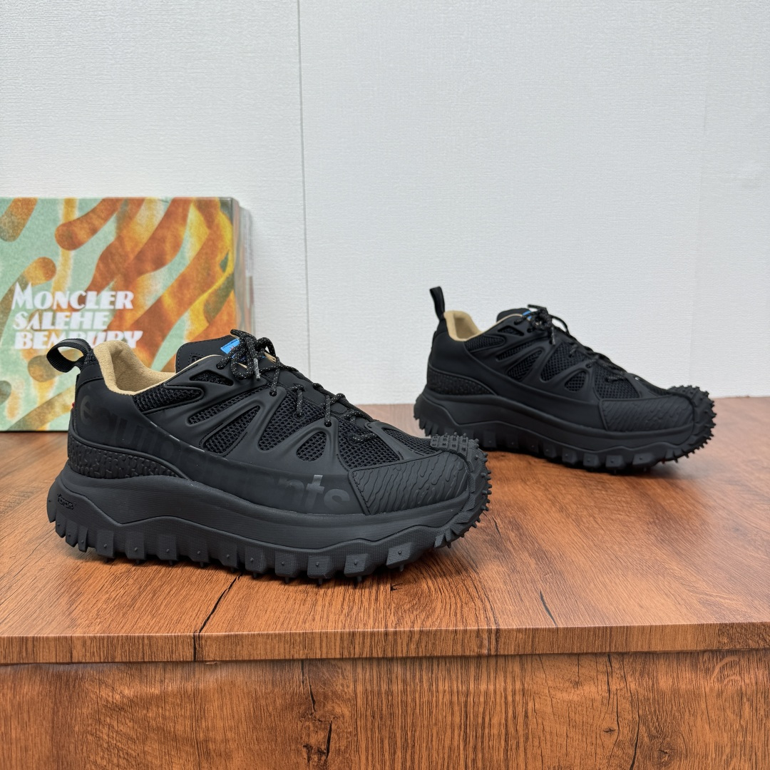 NO:353724,Moncler/Shield Trailgrip Amoeba couple sneakers Salehe Bembury design Trailgrip Amoeba sneakers are made of mesh fabric and leather, equipped with GORE-TEX functional film, and are designed in novel design. The EVA midsole adds flexibility and lightness. The Vibram sole adds grip to the shoes, and the bottom is up to 4cm thick. Suede cowhide leather lining, OrthoLite insole enhances the permeability of the shoes and provides comfortable cushioning. The style is fashionable and novel, and the foot is very fashionable!  Fitted with a full set of dustproof bags in original packaging!  Size 39 40 41 42 43 44 Standard leather shoe size Article number M2058 Black, Burberry, Moncler, sneakers, cowhide19860909批 Moncler/蒙口 Trailgrip Amoeba情侣款运动鞋Salehe Bembury设计款 Trailgrip Amoeba运动鞋采用网眼面料和皮革制成,配有GORE-TEX功能性薄膜,设计新颖.EVA中底倍添灵活性与轻盈性,Vibram鞋底面为鞋履增添抓地力,底厚达4cm.绒面牛皮革内里,OrthoLite鞋垫增强鞋履的通透性,并提供舒适的缓冲效果.款式时尚新颖,上脚非常洋气！配全套原包装防尘袋！ 尺码39 40 41 42 43 44 标准皮鞋码 货号M2058 黑色,,burberry,Moncler,sneakers,cowhide,Men's shoes