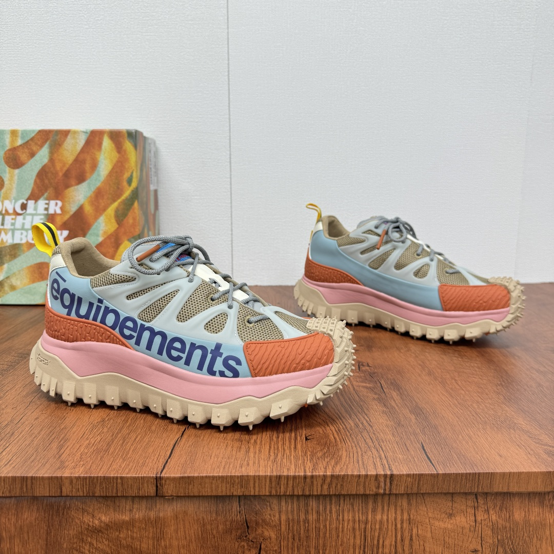 NO:353691,Moncler/Shield Trailgrip Amoeba couple sneakers Salehe Bembury design Trailgrip Amoeba sneakers are made of mesh fabric and leather, equipped with GORE-TEX functional film, and are designed in novel design. The EVA midsole adds flexibility and lightness. The Vibram sole adds grip to the shoes, and the bottom is up to 4cm thick. Suede cowhide leather lining, OrthoLite insole enhances the permeability of the shoes and provides comfortable cushioning. The style is fashionable and novel, and the foot is very fashionable!  Fitted with a full set of dust bags for original packaging!  Size 35 36 37 38 39 40 41 42 43 44 Standard leather shoe size Article number M2058 Pink blue, Burberry, Moncler, sneakers, cowhide19860909批 Moncler/蒙口 Trailgrip Amoeba情侣款运动鞋Salehe Bembury设计款 Trailgrip Amoeba运动鞋采用网眼面料和皮革制成,配有GORE-TEX功能性薄膜,设计新颖.EVA中底倍添灵活性与轻盈性,Vibram鞋底面为鞋履增添抓地力,底厚达4cm.绒面牛皮革内里,OrthoLite鞋垫增强鞋履的通透性,并提供舒适的缓冲效果.款式时尚新颖,上脚非常洋气！配全套原包装防尘袋！ 尺码35 36 37 38 39 40 41 42 43 44 标准皮鞋码 货号M2058 粉蓝,,burberry,Moncler,sneakers,cowhide,Men's shoes