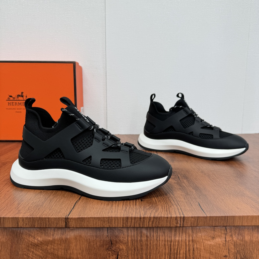 NO:557216,Batch HERMES/Hermes Katana men's sports shoes thick-soled mesh breathable casual shoes  This sneaker is made of smooth calf leather and knitted mesh upper. It has a geometric hollow structure on the upper, a slip-on lace-up design, two-color shoelaces, brand logo webbing on the upper and heel, and a two-color rubber outsole with the iconic 'H' logo. The thickness is 4.5cm. The contrasting color design creates a dynamic and modern shape. The style is novel and fashionable. The soft cowhide foot pad is decorated with an embossed logo, which coexists fashion and comfort. The upper foot is comfortable, breathable and stylish. Comes with a full set of packaging dust bag!  Size 39-40-41-42-43-44 Leather shoe size Can be customized 38.45.46 Non-returnable Item No. H242978 Black, hermes, hermes, sneakers, cowhide19860909批 HERMES/爱马仕 Katana男士运动鞋 厚底网布透气休闲鞋 这款运动鞋采用光滑小牛皮和针织网眼鞋面制成,鞋面几何镂空构型,套脚系带设计,配双色鞋带,鞋面及后跟饰以品牌徽标织带,搭配标志性“H”标识双色橡胶大底,厚度达4.5cm,对比色设计打造动感的现代造型,款式新颖时尚.柔软牛皮垫脚饰压纹徽标,时尚与舒适并存,上脚舒适透气有型.配全套包装防尘袋！ 尺码39-40-41-42-43-44 皮鞋码 可定制38.45.46不退换 货号H242978 黑色,,hermes,hermes,sneakers,cowhide,Men's shoes