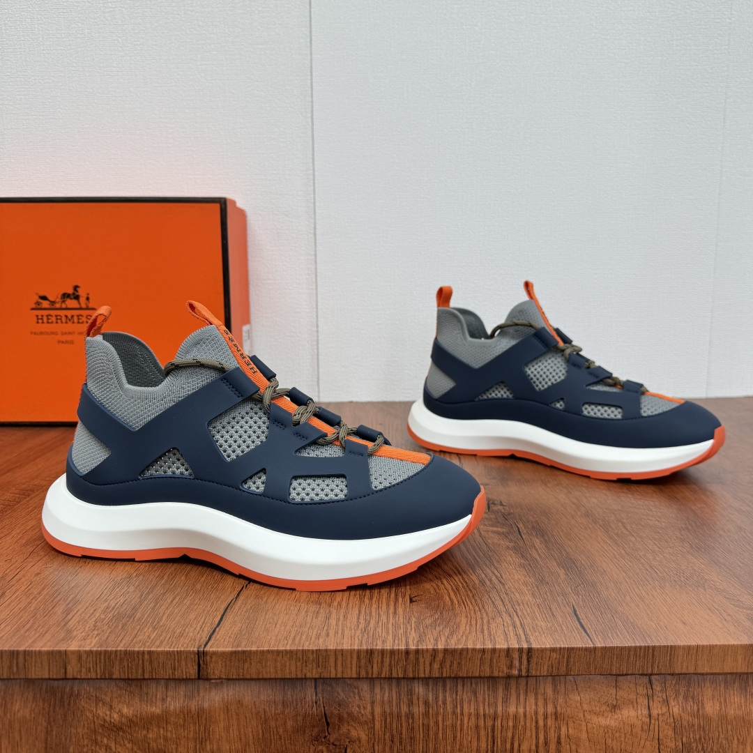 NO:557219,Batch HERMES/Hermes Katana men's sports shoes thick-soled mesh breathable casual shoes  This sneaker is made of smooth calf leather and knitted mesh upper. It has a geometric hollow structure on the upper, a slip-on lace-up design, two-color shoelaces, brand logo webbing on the upper and heel, and a two-color rubber outsole with the iconic 'H' logo. The thickness is 4.5cm. The contrasting color design creates a dynamic and modern shape. The style is novel and fashionable. The soft cowhide foot pad is decorated with an embossed logo, which coexists fashion and comfort. The upper foot is comfortable, breathable and stylish. Comes with a full set of packaging dust bag!  Size 39-40-41-42-43-44 Leather shoe size can be customized 38.45.46 non-returnable Item No. H242978 Blue gray, hermes, hermes, sneakers, cowhide19860909批 HERMES/爱马仕 Katana男士运动鞋 厚底网布透气休闲鞋 这款运动鞋采用光滑小牛皮和针织网眼鞋面制成,鞋面几何镂空构型,套脚系带设计,配双色鞋带,鞋面及后跟饰以品牌徽标织带,搭配标志性“H”标识双色橡胶大底,厚度达4.5cm,对比色设计打造动感的现代造型,款式新颖时尚.柔软牛皮垫脚饰压纹徽标,时尚与舒适并存,上脚舒适透气有型.配全套包装防尘袋！ 尺码39-40-41-42-43-44 皮鞋码 可定制38.45.46不退换 货号H242978 蓝灰,,hermes,hermes,sneakers,cowhide,Men's shoes