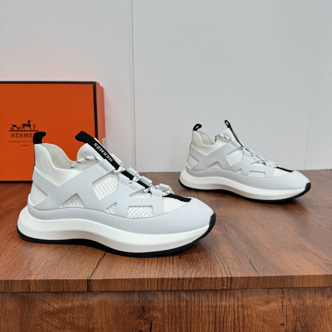 NO:557222,Batch HERMES/Hermes Katana men's sports shoes thick-soled mesh breathable casual shoes  This sneaker is made of smooth calf leather and knitted mesh upper. It has a geometric hollow structure on the upper, a slip-on lace-up design, two-color shoelaces, brand logo webbing on the upper and heel, and a two-color rubber outsole with the iconic 'H' logo. The thickness is 4.5cm. The contrasting color design creates a dynamic and modern shape. The style is novel and fashionable. The soft cowhide foot pad is decorated with an embossed logo, which coexists fashion and comfort. The upper foot is comfortable, breathable and stylish. Comes with a full set of packaging dust bag!  Size 39-40-41-42-43-44 Leather shoe size Can be customized 38.45.46 Non-returnable Item No. H242978 White,,hermes,hermes,sneakers,cowhide19860909批 HERMES/爱马仕 Katana男士运动鞋 厚底网布透气休闲鞋 这款运动鞋采用光滑小牛皮和针织网眼鞋面制成,鞋面几何镂空构型,套脚系带设计,配双色鞋带,鞋面及后跟饰以品牌徽标织带,搭配标志性“H”标识双色橡胶大底,厚度达4.5cm,对比色设计打造动感的现代造型,款式新颖时尚.柔软牛皮垫脚饰压纹徽标,时尚与舒适并存,上脚舒适透气有型.配全套包装防尘袋！ 尺码39-40-41-42-43-44 皮鞋码 可定制38.45.46不退换 货号H242978 白色,,hermes,hermes,sneakers,cowhide,Men's shoes