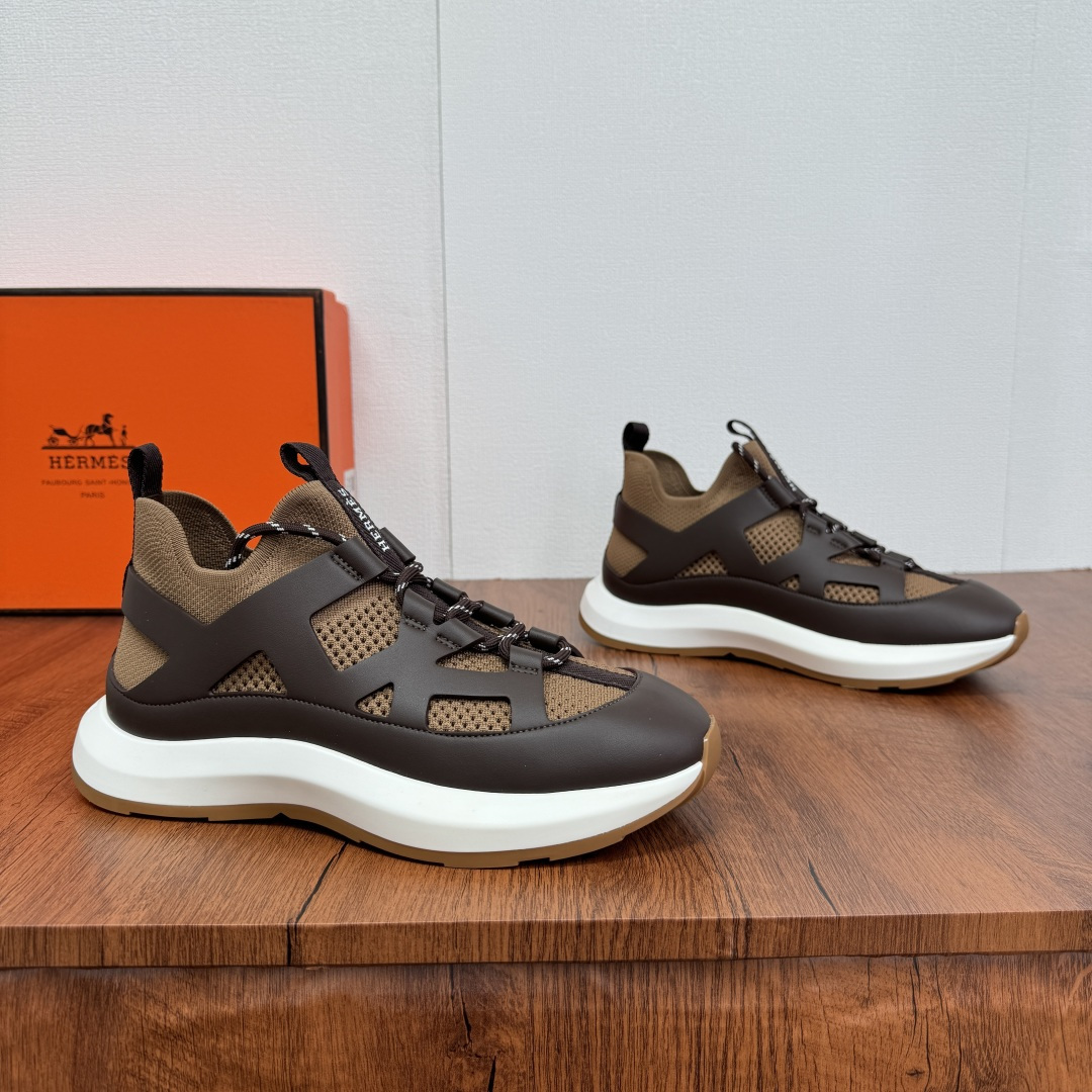 NO:557226,Batch HERMES/Hermes Katana men's sports shoes thick-soled mesh breathable casual shoes  This sneaker is made of smooth calf leather and knitted mesh upper. It has a geometric hollow structure on the upper, a slip-on lace-up design, two-color shoelaces, brand logo webbing on the upper and heel, and a two-color rubber outsole with the iconic 'H' logo. The thickness is 4.5cm. The contrasting color design creates a dynamic and modern shape. The style is novel and fashionable. The soft cowhide foot pad is decorated with an embossed logo, which coexists fashion and comfort. The upper foot is comfortable, breathable and stylish. Comes with a full set of packaging dust bag!  Size 39-40-41-42-43-44 Leather shoe size can be customized 38.45.46 non-returnable Item No. H242978 Coffee color, hermes, hermes, sneakers, cowhide19860909批 HERMES/爱马仕 Katana男士运动鞋 厚底网布透气休闲鞋 这款运动鞋采用光滑小牛皮和针织网眼鞋面制成,鞋面几何镂空构型,套脚系带设计,配双色鞋带,鞋面及后跟饰以品牌徽标织带,搭配标志性“H”标识双色橡胶大底,厚度达4.5cm,对比色设计打造动感的现代造型,款式新颖时尚.柔软牛皮垫脚饰压纹徽标,时尚与舒适并存,上脚舒适透气有型.配全套包装防尘袋！ 尺码39-40-41-42-43-44 皮鞋码 可定制38.45.46不退换 货号H242978 咖色,,hermes,hermes,sneakers,cowhide,Men's shoes