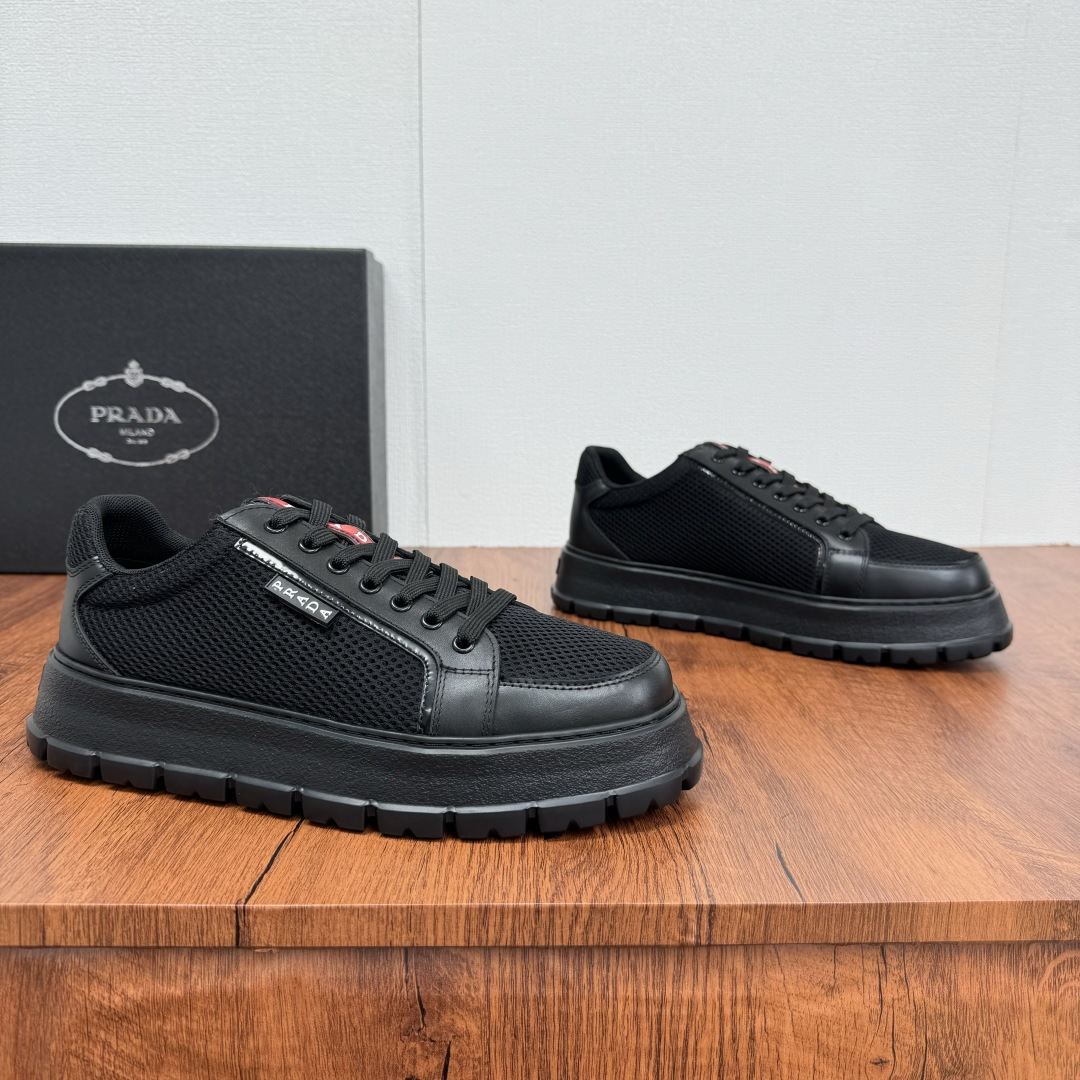 NO:353633,Prada/Prada New men's thick sole mesh casual shoes shipped!  Classic technology breathable mesh upper spliced ​​calf leather, precision double locomotive line, side details of Prada rubber label badge, classic accessories of red hot paste rubber label, genuine leather white label logo footbed, familiar classic, full mesh cotton breathable inner lining, 5cm lightweight rubber foam pattern sole, versatile and comfortable, breathable and wear-resistant, creating a unique fashion style, easily improving the dressing taste, and the full set of packaging is first shipped!  Size 39-40-41-42-43-44 Leather Shoe Size Article No. 2EE763-1 Black,,prada,prada,cowhide19860909批 Prada/普拉达 新款男士厚底网布休闲鞋出货！经典科技透气网布鞋面拼接小牛皮革,精密双重机车车线,prada胶标徽章侧面细节,红色热贴胶标经典配件,真皮白标logo垫脚,熟悉的经典,全网绵透气内里,5cm轻质橡胶发泡纹路鞋底,百搭舒适,透气耐磨,打造独特的时尚型格,轻松提升穿搭品味,全套包装首发出货！ 尺码39-40-41-42-43-44皮鞋尺码 货号2EE763-1 黑色,,prada,prada,cowhide,Men's shoes