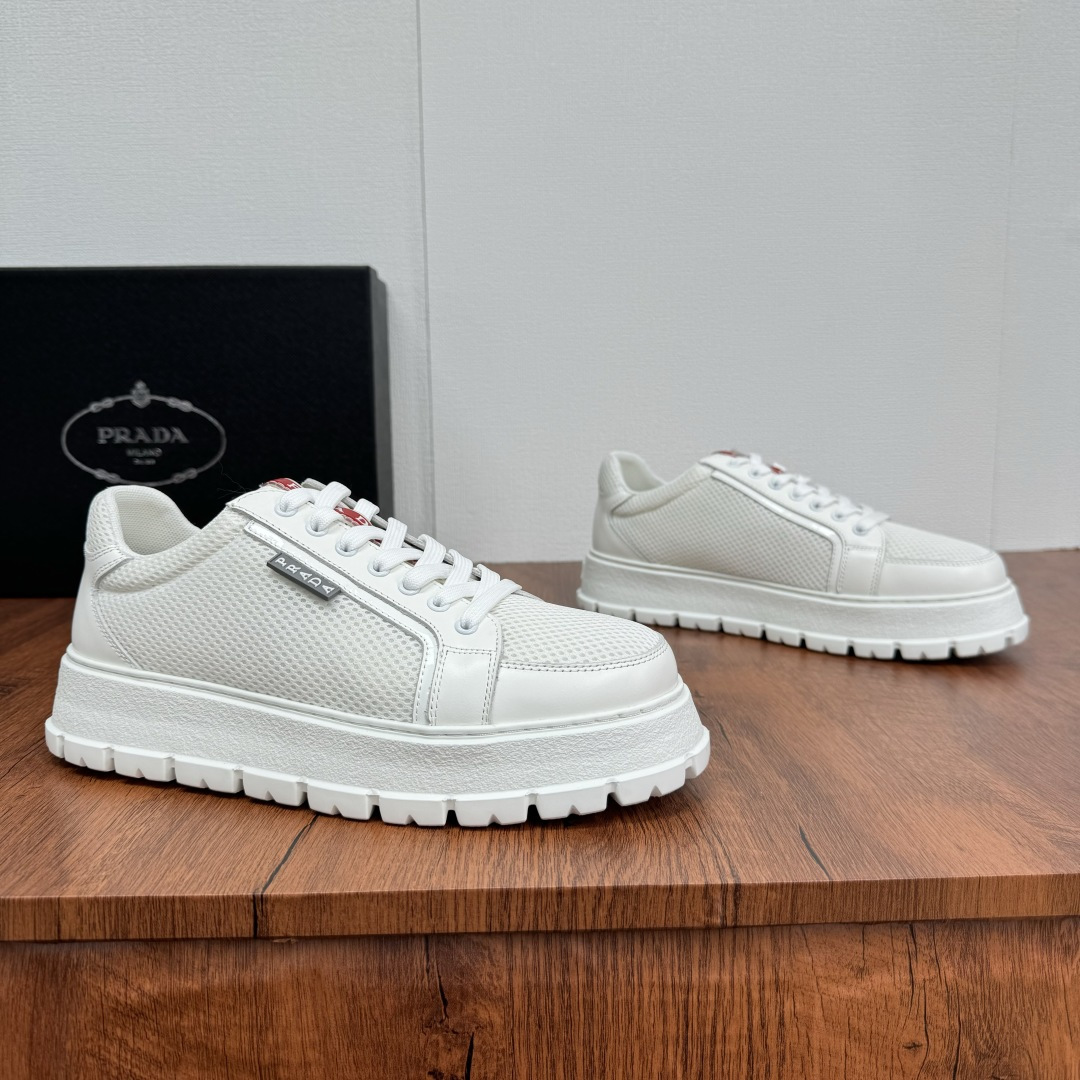 NO:353651,Prada/Prada New men's thick sole mesh casual shoes shipped!  Classic technology breathable mesh upper spliced ​​calf leather, precision double locomotive line, side details of Prada rubber label badge, classic accessories of red hot paste rubber label, genuine leather white label logo footbed, familiar classic, full mesh cotton breathable inner lining, 5cm lightweight rubber foam pattern sole, versatile and comfortable, breathable and wear-resistant, creating a unique fashion style, easily improving the dressing taste, and the full set of packaging is first shipped!  Size 39-40-41-42-43-44 Leather Shoe Size Article No. 2EE763-1 White,,prada,prada,cowhide19860909批 Prada/普拉达 新款男士厚底网布休闲鞋出货！经典科技透气网布鞋面拼接小牛皮革,精密双重机车车线,prada胶标徽章侧面细节,红色热贴胶标经典配件,真皮白标logo垫脚,熟悉的经典,全网绵透气内里,5cm轻质橡胶发泡纹路鞋底,百搭舒适,透气耐磨,打造独特的时尚型格,轻松提升穿搭品味,全套包装首发出货！ 尺码39-40-41-42-43-44皮鞋尺码 货号2EE763-1 白色,,prada,prada,cowhide,Men's shoes