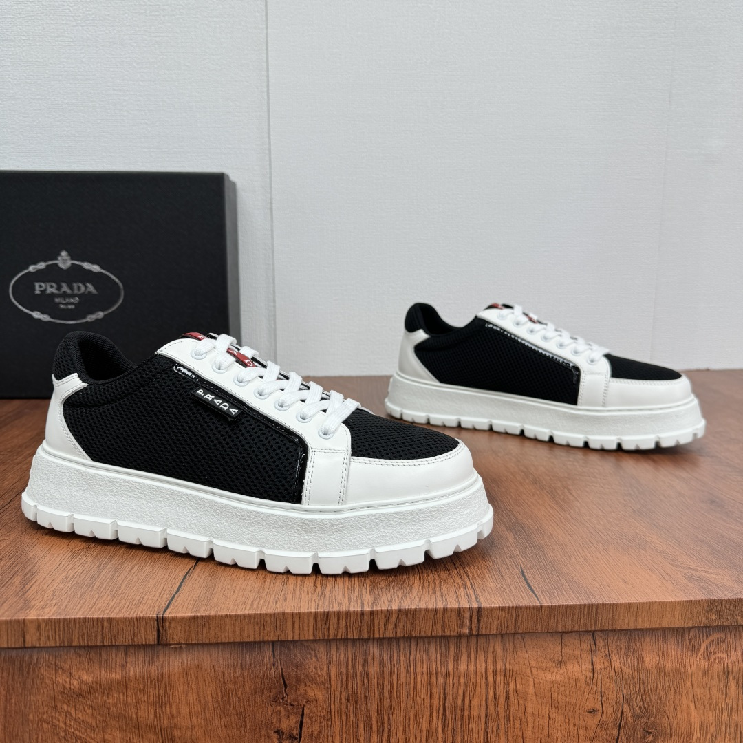 NO:353675,Prada/Prada New men's thick sole mesh casual shoes shipped!  Classic technology breathable mesh upper spliced ​​calf leather, precision double locomotive line, side details of Prada rubber label badge, classic accessories of red hot paste rubber label, genuine leather white label logo footbed, familiar classic, full mesh cotton breathable inner lining, 5cm lightweight rubber foam pattern sole, versatile and comfortable, breathable and wear-resistant, creating a unique fashion style, easily improving the dressing taste, and the full set of packaging is first shipped!  Size 39-40-41-42-43-44 Leather Shoe Size Article No. 2EE763-1 White and black, prada, prada, cowhide19860909批 Prada/普拉达 新款男士厚底网布休闲鞋出货！经典科技透气网布鞋面拼接小牛皮革,精密双重机车车线,prada胶标徽章侧面细节,红色热贴胶标经典配件,真皮白标logo垫脚,熟悉的经典,全网绵透气内里,5cm轻质橡胶发泡纹路鞋底,百搭舒适,透气耐磨,打造独特的时尚型格,轻松提升穿搭品味,全套包装首发出货！ 尺码39-40-41-42-43-44皮鞋尺码 货号2EE763-1 白黑,,prada,prada,cowhide,Men's shoes