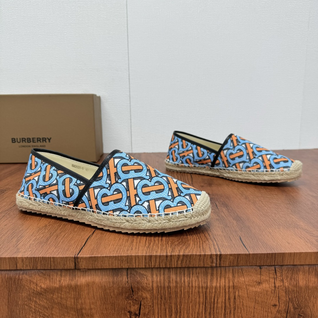NO:353619,Buy Burberry/Burberry New summer embroidered straw woven fisherman's shoes, cool straw woven shoes!  Encountering British style, Burberry straw woven shoes perfectly blend classic and fashion. The unique printing on the upper is a manifestation of the brand style. Every color and every pattern tells the British story. The straw woven soles bring natural texture, comfortable and unique. Whether you are strolling on the streets of the city or rushing to the beach, it can add elegance to you, easily become the focus of everyone, and start your own fashion journey. The classic knitted canvas upper is matched with a thin calfskin inner, straw woven inner, genuine leather patch heel base details, edge wrapping craftsmanship, and mark stitching details!  Anti-slip rubber bottom layer, integrated injection molding large LOGO letter badge logo, multiple color styles available, full packaging!  Size 39-40-41-42-43-44 Normal size Article number 2025-5 print Blue, Burberry, Burberry, espadrilles, espadrilles, cowhide19860909批 Burberry/巴宝莉 夏季新款男士刺绣草编渔夫鞋,清凉款一脚蹬草编鞋！ 邂逅英伦风尚,Burberry草编鞋,将经典与时尚完美融合.鞋面独特印花,是品牌格调的彰显,每一抹色彩、每一个图案,都诉说着英伦故事.草编鞋底,带来自然质感,舒适又别致.无论是漫步都市街头,还是奔赴海滨度假,它都能为你增添优雅魅力,轻松成为众人焦点,开启属于你的风尚之旅.经典针织帆布鞋面,搭配适配夏季的薄款小牛皮内里,草编内里,真皮贴片后跟底层细节,包边工艺,马克缝合细节！防滑橡胶底层,一体注塑大LOGO字母徽章标识,多重颜色风格可选,全套包装！ 尺码39-40-41-42-43-44 正常尺码 货号2025-5印花 蓝色,,burberry,burberry,espadrilles,espadrilles,cowhide,Men's shoes