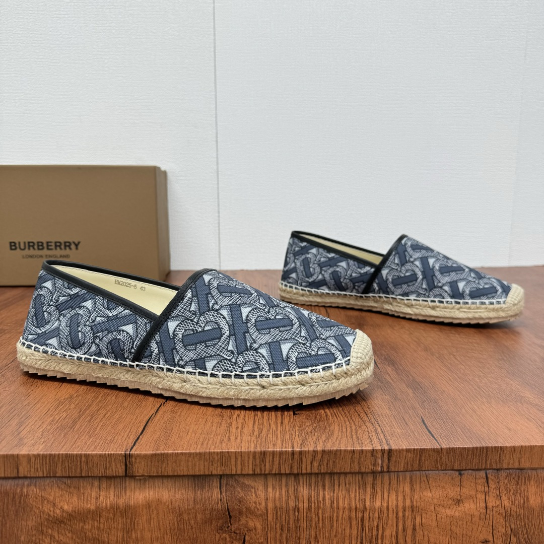 NO:353636,Buy Burberry/Burberry New summer embroidered straw woven fisherman's shoes, cool straw woven shoes!  Encountering British style, Burberry straw woven shoes perfectly blend classic and fashion. The unique printing on the upper is a manifestation of the brand style. Every color and every pattern tells the British story. The straw woven soles bring natural texture, comfortable and unique. Whether you are strolling on the streets of the city or rushing to the beach, it can add elegance to you, easily become the focus of everyone, and start your own fashion journey. The classic knitted canvas upper is matched with a thin calfskin inner, straw woven inner, genuine leather patch heel base details, edge wrapping craftsmanship, and mark stitching details!  Anti-slip rubber bottom layer, integrated injection molding large LOGO letter badge logo, multiple color styles available, full packaging!  Size 39-40-41-42-43-44 Normal size Article number 2025-5 print Gray, Burberry, Burberry, espadrilles, espadrilles, cowhide19860909批 Burberry/巴宝莉 夏季新款男士刺绣草编渔夫鞋,清凉款一脚蹬草编鞋！ 邂逅英伦风尚,Burberry草编鞋,将经典与时尚完美融合.鞋面独特印花,是品牌格调的彰显,每一抹色彩、每一个图案,都诉说着英伦故事.草编鞋底,带来自然质感,舒适又别致.无论是漫步都市街头,还是奔赴海滨度假,它都能为你增添优雅魅力,轻松成为众人焦点,开启属于你的风尚之旅.经典针织帆布鞋面,搭配适配夏季的薄款小牛皮内里,草编内里,真皮贴片后跟底层细节,包边工艺,马克缝合细节！防滑橡胶底层,一体注塑大LOGO字母徽章标识,多重颜色风格可选,全套包装！ 尺码39-40-41-42-43-44 正常尺码 货号2025-5印花 灰色,,burberry,burberry,espadrilles,espadrilles,cowhide,Men's shoes