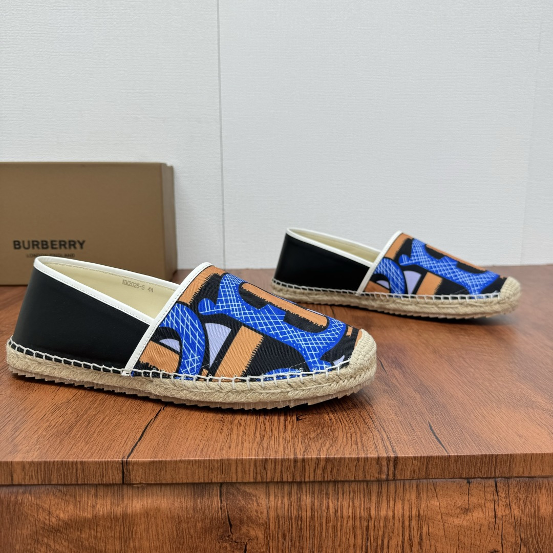NO:353475,Buy Burberry/Burberry New summer embroidered straw woven fisherman's shoes, cool straw woven shoes!  Encountering British style, Burberry straw woven shoes perfectly blend classic and fashion. The unique printing on the upper is a manifestation of the brand style. Every color and every pattern tells the British story. The straw woven soles bring natural texture, comfortable and unique. Whether you are strolling on the streets of the city or rushing to the beach, it can add elegance to you, easily become the focus of everyone, and start your own fashion journey. The classic knitted canvas upper is matched with a thin calfskin inner, straw woven inner, genuine leather patch heel base details, edge wrapping craftsmanship, and mark stitching details!  Anti-slip rubber bottom layer, integrated injection molding large LOGO letter badge logo, multiple color styles available, full packaging!  Size 39-40-41-42-43-44 Normal size Article number 2025-5 print Black and blue, Burberry, Burberry, espadrilles, espadrilles, cowhide19860909批 Burberry/巴宝莉 夏季新款男士刺绣草编渔夫鞋,清凉款一脚蹬草编鞋！ 邂逅英伦风尚,Burberry草编鞋,将经典与时尚完美融合.鞋面独特印花,是品牌格调的彰显,每一抹色彩、每一个图案,都诉说着英伦故事.草编鞋底,带来自然质感,舒适又别致.无论是漫步都市街头,还是奔赴海滨度假,它都能为你增添优雅魅力,轻松成为众人焦点,开启属于你的风尚之旅.经典针织帆布鞋面,搭配适配夏季的薄款小牛皮内里,草编内里,真皮贴片后跟底层细节,包边工艺,马克缝合细节！防滑橡胶底层,一体注塑大LOGO字母徽章标识,多重颜色风格可选,全套包装！ 尺码39-40-41-42-43-44 正常尺码 货号2025-5印花 黑蓝,,burberry,burberry,espadrilles,espadrilles,cowhide,Men's shoes