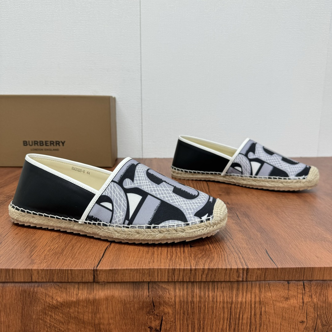 NO:353493,Buy Burberry/Burberry New summer embroidered straw woven fisherman's shoes, cool straw woven shoes!  Encountering British style, Burberry straw woven shoes perfectly blend classic and fashion. The unique printing on the upper is a manifestation of the brand style. Every color and every pattern tells the British story. The straw woven soles bring natural texture, comfortable and unique. Whether you are strolling on the streets of the city or rushing to the beach, it can add elegance to you, easily become the focus of everyone, and start your own fashion journey. The classic knitted canvas upper is matched with a thin calfskin inner, straw woven inner, genuine leather patch heel base details, edge wrapping craftsmanship, and mark stitching details!  Anti-slip rubber bottom layer, integrated injection molding large LOGO letter badge logo, multiple color styles available, full packaging!  Size 39-40-41-42-43-44 Normal size Article number 2025-5 print Black and gray, Burberry, Burberry, espadrilles, espadrilles, cowhide19860909批 Burberry/巴宝莉 夏季新款男士刺绣草编渔夫鞋,清凉款一脚蹬草编鞋！ 邂逅英伦风尚,Burberry草编鞋,将经典与时尚完美融合.鞋面独特印花,是品牌格调的彰显,每一抹色彩、每一个图案,都诉说着英伦故事.草编鞋底,带来自然质感,舒适又别致.无论是漫步都市街头,还是奔赴海滨度假,它都能为你增添优雅魅力,轻松成为众人焦点,开启属于你的风尚之旅.经典针织帆布鞋面,搭配适配夏季的薄款小牛皮内里,草编内里,真皮贴片后跟底层细节,包边工艺,马克缝合细节！防滑橡胶底层,一体注塑大LOGO字母徽章标识,多重颜色风格可选,全套包装！ 尺码39-40-41-42-43-44 正常尺码 货号2025-5印花 黑灰,,burberry,burberry,espadrilles,espadrilles,cowhide,Men's shoes