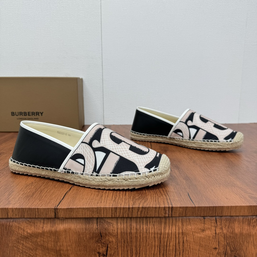 NO:353512,Buy Burberry/Burberry New summer embroidered straw woven fisherman's shoes, cool straw woven shoes!  Encountering British style, Burberry straw woven shoes perfectly blend classic and fashion. The unique printing on the upper is a manifestation of the brand style. Every color and every pattern tells the British story. The straw woven soles bring natural texture, comfortable and unique. Whether you are strolling on the streets of the city or rushing to the beach, it can add elegance to you, easily become the focus of everyone, and start your own fashion journey. The classic knitted canvas upper is matched with a thin calfskin inner, straw woven inner, genuine leather patch heel base details, edge wrapping craftsmanship, and mark stitching details!  Anti-slip rubber bottom layer, integrated injection molding large LOGO letter badge logo, multiple color styles available, full packaging!  Size 39-40-41-42-43-44 Normal size Article number 2025-5 print Black powder, Burberry, Burberry, espadrilles, espadrilles, cowhide19860909批 Burberry/巴宝莉 夏季新款男士刺绣草编渔夫鞋,清凉款一脚蹬草编鞋！ 邂逅英伦风尚,Burberry草编鞋,将经典与时尚完美融合.鞋面独特印花,是品牌格调的彰显,每一抹色彩、每一个图案,都诉说着英伦故事.草编鞋底,带来自然质感,舒适又别致.无论是漫步都市街头,还是奔赴海滨度假,它都能为你增添优雅魅力,轻松成为众人焦点,开启属于你的风尚之旅.经典针织帆布鞋面,搭配适配夏季的薄款小牛皮内里,草编内里,真皮贴片后跟底层细节,包边工艺,马克缝合细节！防滑橡胶底层,一体注塑大LOGO字母徽章标识,多重颜色风格可选,全套包装！ 尺码39-40-41-42-43-44 正常尺码 货号2025-5印花 黑粉,,burberry,burberry,espadrilles,espadrilles,cowhide,Men's shoes
