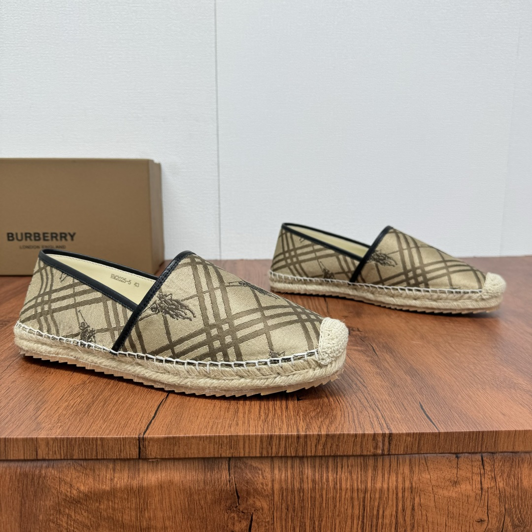 NO:353530,Buy Burberry/Burberry New summer embroidered straw woven fisherman's shoes, cool straw woven shoes!  Encountering British style, Burberry straw woven shoes perfectly blend classic and fashion. The unique printing on the upper is a manifestation of the brand style. Every color and every pattern tells the British story. The straw woven soles bring natural texture, comfortable and unique. Whether you are strolling on the streets of the city or rushing to the beach, it can add elegance to you, easily become the focus of everyone, and start your own fashion journey. The classic knitted canvas upper is matched with a thin calfskin inner, straw woven inner, genuine leather patch heel base details, edge wrapping craftsmanship, and mark stitching details!  Anti-slip rubber bottom layer, integrated injection molding large LOGO letter badge logo, multiple color styles available, full packaging!  Size 39-40-41-42-43-44 Normal size Article number 2025-5 war horse brown, burberry, burberry, espadrilles, espadrilles, cowhide19860909批 Burberry/巴宝莉 夏季新款男士刺绣草编渔夫鞋,清凉款一脚蹬草编鞋！ 邂逅英伦风尚,Burberry草编鞋,将经典与时尚完美融合.鞋面独特印花,是品牌格调的彰显,每一抹色彩、每一个图案,都诉说着英伦故事.草编鞋底,带来自然质感,舒适又别致.无论是漫步都市街头,还是奔赴海滨度假,它都能为你增添优雅魅力,轻松成为众人焦点,开启属于你的风尚之旅.经典针织帆布鞋面,搭配适配夏季的薄款小牛皮内里,草编内里,真皮贴片后跟底层细节,包边工艺,马克缝合细节！防滑橡胶底层,一体注塑大LOGO字母徽章标识,多重颜色风格可选,全套包装！ 尺码39-40-41-42-43-44 正常尺码 货号2025-5战马 棕色,,burberry,burberry,espadrilles,espadrilles,cowhide,Men's shoes