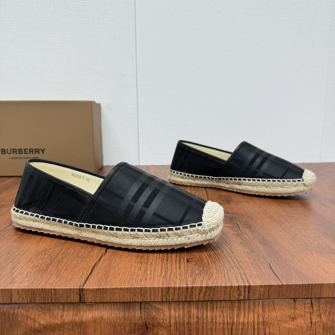 NO:353547,Buy Burberry/Burberry New summer embroidered straw woven fisherman's shoes, cool straw woven shoes!  Encountering British style, Burberry straw woven shoes perfectly blend classic and fashion. The unique printing on the upper is a manifestation of the brand style. Every color and every pattern tells the British story. The straw woven soles bring natural texture, comfortable and unique. Whether you are strolling on the streets of the city or rushing to the beach, it can add elegance to you, easily become the focus of everyone, and start your own fashion journey. The classic knitted canvas upper is matched with a thin calfskin inner, straw woven inner, genuine leather patch heel base details, edge wrapping craftsmanship, and mark stitching details!  Anti-slip rubber bottom layer, integrated injection molding large LOGO letter badge logo, multiple color styles available, full packaging!  Size 39-40-41-42-43-44 Normal size Article number 2025-5 war horse black, burberry, burberry, espadrilles, espadrilles, cowhide19860909批 Burberry/巴宝莉 夏季新款男士刺绣草编渔夫鞋,清凉款一脚蹬草编鞋！ 邂逅英伦风尚,Burberry草编鞋,将经典与时尚完美融合.鞋面独特印花,是品牌格调的彰显,每一抹色彩、每一个图案,都诉说着英伦故事.草编鞋底,带来自然质感,舒适又别致.无论是漫步都市街头,还是奔赴海滨度假,它都能为你增添优雅魅力,轻松成为众人焦点,开启属于你的风尚之旅.经典针织帆布鞋面,搭配适配夏季的薄款小牛皮内里,草编内里,真皮贴片后跟底层细节,包边工艺,马克缝合细节！防滑橡胶底层,一体注塑大LOGO字母徽章标识,多重颜色风格可选,全套包装！ 尺码39-40-41-42-43-44 正常尺码 货号2025-5战马 黑色,,burberry,burberry,espadrilles,espadrilles,cowhide,Men's shoes