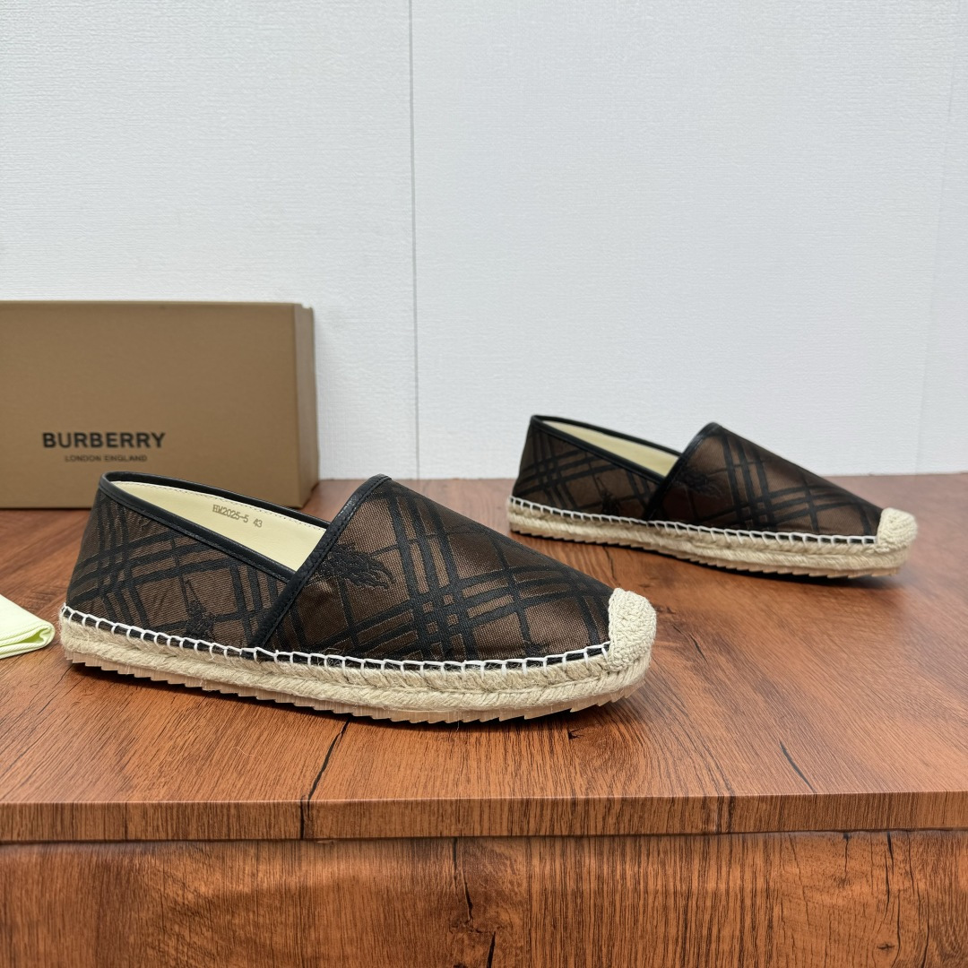 NO:353564,Buy Burberry/Burberry New summer embroidered straw woven fisherman's shoes, cool straw woven shoes!  Encountering British style, Burberry straw woven shoes perfectly blend classic and fashion. The unique printing on the upper is a manifestation of the brand style. Every color and every pattern tells the British story. The straw woven soles bring natural texture, comfortable and unique. Whether you are strolling on the streets of the city or rushing to the beach, it can add elegance to you, easily become the focus of everyone, and start your own fashion journey. The classic knitted canvas upper is matched with a thin calfskin inner, straw woven inner, genuine leather patch heel base details, edge wrapping craftsmanship, and mark stitching details!  Anti-slip rubber bottom layer, integrated injection molding large LOGO letter badge logo, multiple color styles available, full packaging!  Size 39-40-41-42-43-44 Normal size Article number 2025-5 War Horse Coffee, Burberry, Burberry, espadrilles, espadrilles, cowhide19860909批 Burberry/巴宝莉 夏季新款男士刺绣草编渔夫鞋,清凉款一脚蹬草编鞋！ 邂逅英伦风尚,Burberry草编鞋,将经典与时尚完美融合.鞋面独特印花,是品牌格调的彰显,每一抹色彩、每一个图案,都诉说着英伦故事.草编鞋底,带来自然质感,舒适又别致.无论是漫步都市街头,还是奔赴海滨度假,它都能为你增添优雅魅力,轻松成为众人焦点,开启属于你的风尚之旅.经典针织帆布鞋面,搭配适配夏季的薄款小牛皮内里,草编内里,真皮贴片后跟底层细节,包边工艺,马克缝合细节！防滑橡胶底层,一体注塑大LOGO字母徽章标识,多重颜色风格可选,全套包装！ 尺码39-40-41-42-43-44 正常尺码 货号2025-5战马 咖色,,burberry,burberry,espadrilles,espadrilles,cowhide,Men's shoes