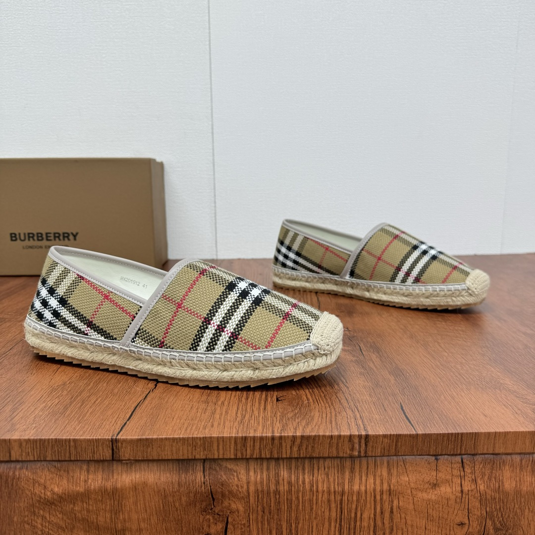 NO:353581,Buy Burberry/Burberry New summer embroidered straw woven fisherman's shoes, cool straw woven shoes!  Encountering British style, Burberry straw woven shoes perfectly blend classic and fashion. The unique printing on the upper is a manifestation of the brand style. Every color and every pattern tells the British story. The straw woven soles bring natural texture, comfortable and unique. Whether you are strolling on the streets of the city or rushing to the beach, it can add elegance to you, easily become the focus of everyone, and start your own fashion journey. The classic knitted canvas upper is matched with a thin calfskin inner, straw woven inner, genuine leather patch heel base details, edge wrapping craftsmanship, and mark stitching details!  Anti-slip rubber bottom layer, integrated injection molding large LOGO letter badge logo, multiple color styles available, full packaging!  Size 39-40-41-42-43-44 Normal size Article number 2025-5 knitted brown, burberry, burberry, espadrilles, espadrilles, cowhide19860909批 Burberry/巴宝莉 夏季新款男士刺绣草编渔夫鞋,清凉款一脚蹬草编鞋！ 邂逅英伦风尚,Burberry草编鞋,将经典与时尚完美融合.鞋面独特印花,是品牌格调的彰显,每一抹色彩、每一个图案,都诉说着英伦故事.草编鞋底,带来自然质感,舒适又别致.无论是漫步都市街头,还是奔赴海滨度假,它都能为你增添优雅魅力,轻松成为众人焦点,开启属于你的风尚之旅.经典针织帆布鞋面,搭配适配夏季的薄款小牛皮内里,草编内里,真皮贴片后跟底层细节,包边工艺,马克缝合细节！防滑橡胶底层,一体注塑大LOGO字母徽章标识,多重颜色风格可选,全套包装！ 尺码39-40-41-42-43-44 正常尺码 货号2025-5针织 棕色,,burberry,burberry,espadrilles,espadrilles,cowhide,Men's shoes