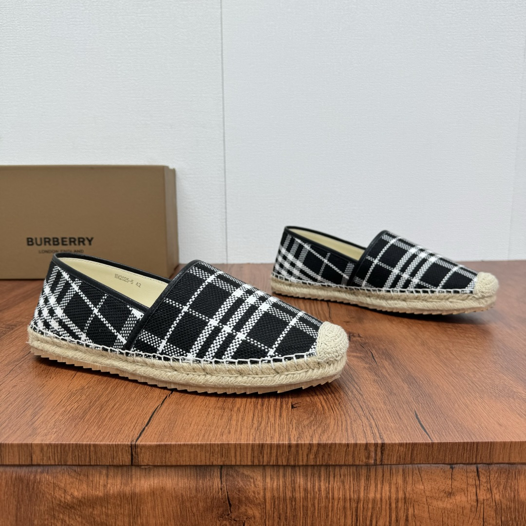 NO:353596,Buy Burberry/Burberry New summer embroidered straw woven fisherman's shoes, cool straw woven shoes!  Encountering British style, Burberry straw woven shoes perfectly blend classic and fashion. The unique printing on the upper is a manifestation of the brand style. Every color and every pattern tells the British story. The straw woven soles bring natural texture, comfortable and unique. Whether you are strolling on the streets of the city or rushing to the beach, it can add elegance to you, easily become the focus of everyone, and start your own fashion journey. The classic knitted canvas upper is matched with a thin calfskin inner, straw woven inner, genuine leather patch heel base details, edge wrapping craftsmanship, and mark stitching details!  Anti-slip rubber bottom layer, integrated injection molding large LOGO letter badge logo, multiple color styles available, full packaging!  Size 39-40-41-42-43-44 Normal size Article number 2025-5 knitted black, burberry, burberry, espadrilles, espadrilles, cowhide19860909批 Burberry/巴宝莉 夏季新款男士刺绣草编渔夫鞋,清凉款一脚蹬草编鞋！ 邂逅英伦风尚,Burberry草编鞋,将经典与时尚完美融合.鞋面独特印花,是品牌格调的彰显,每一抹色彩、每一个图案,都诉说着英伦故事.草编鞋底,带来自然质感,舒适又别致.无论是漫步都市街头,还是奔赴海滨度假,它都能为你增添优雅魅力,轻松成为众人焦点,开启属于你的风尚之旅.经典针织帆布鞋面,搭配适配夏季的薄款小牛皮内里,草编内里,真皮贴片后跟底层细节,包边工艺,马克缝合细节！防滑橡胶底层,一体注塑大LOGO字母徽章标识,多重颜色风格可选,全套包装！ 尺码39-40-41-42-43-44 正常尺码 货号2025-5针织 黑色,,burberry,burberry,espadrilles,espadrilles,cowhide,Men's shoes
